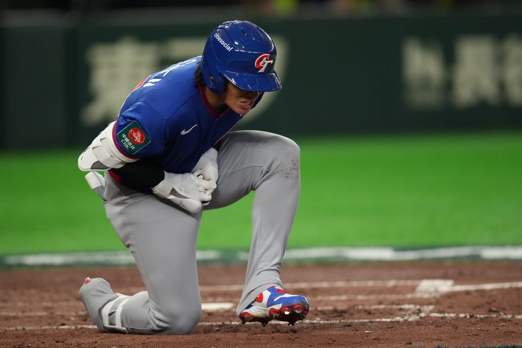 中華隊「台灣隊長」陳傑憲遭遇觸身球，砸中手指傷退。（美聯社）