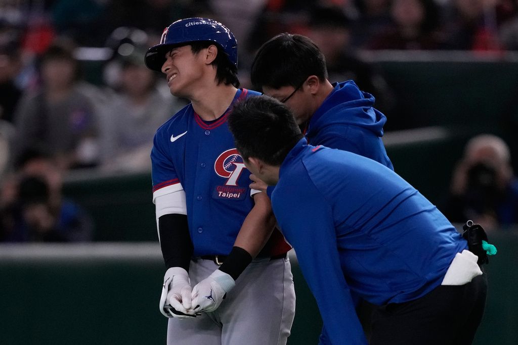 中華隊「台灣隊長」陳傑憲遭遇觸身球，砸中手指傷退。（美聯社）