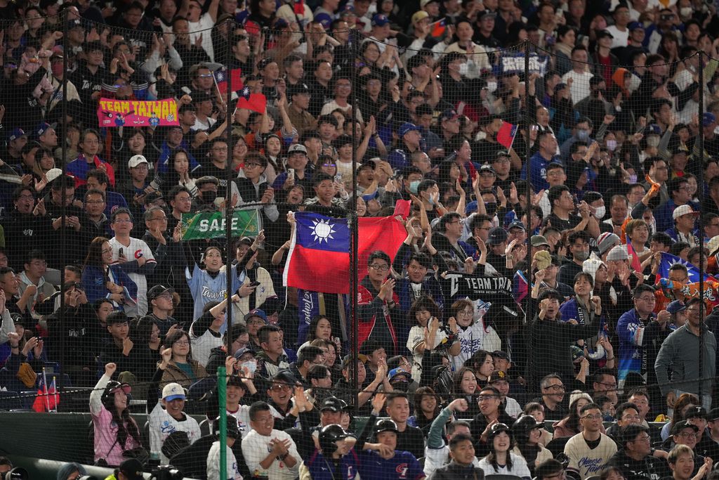 大批台灣球迷湧入東京巨蛋替中華隊加油。（美聯社）