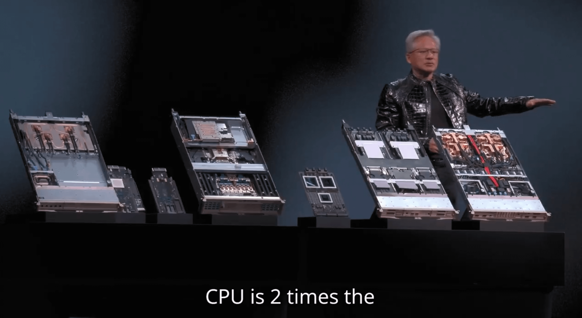 黃仁勳對外展示、輝達下一代旗艦晶片「Vera Rubin」。（擷取自NVIDIA Data Center影片）