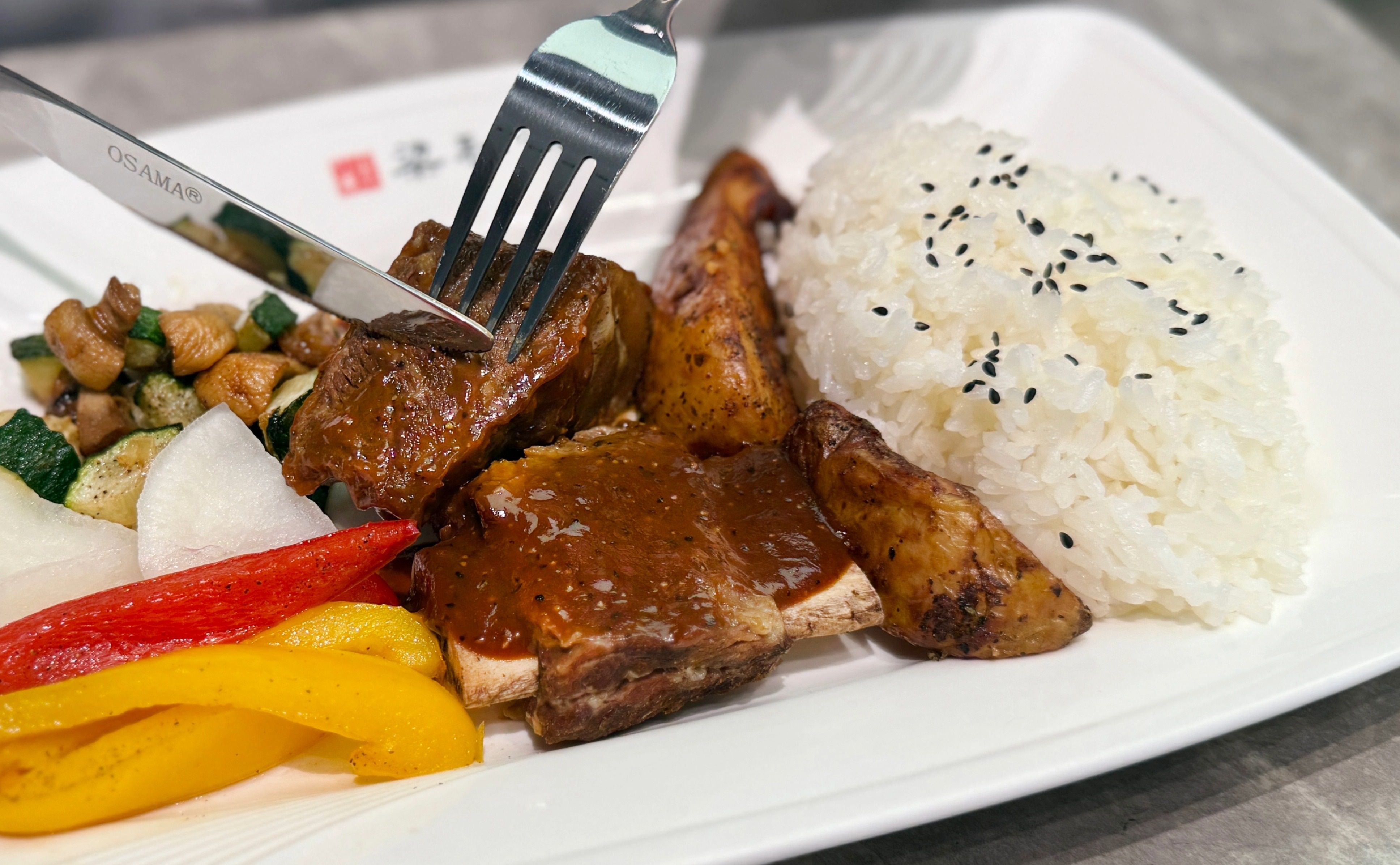 梁社漢排骨推出「美國帶骨牛小排飯」，厚切牛小排搭配原盅精燉牛肉湯，升級主餐新選擇。（八方雲集提供）