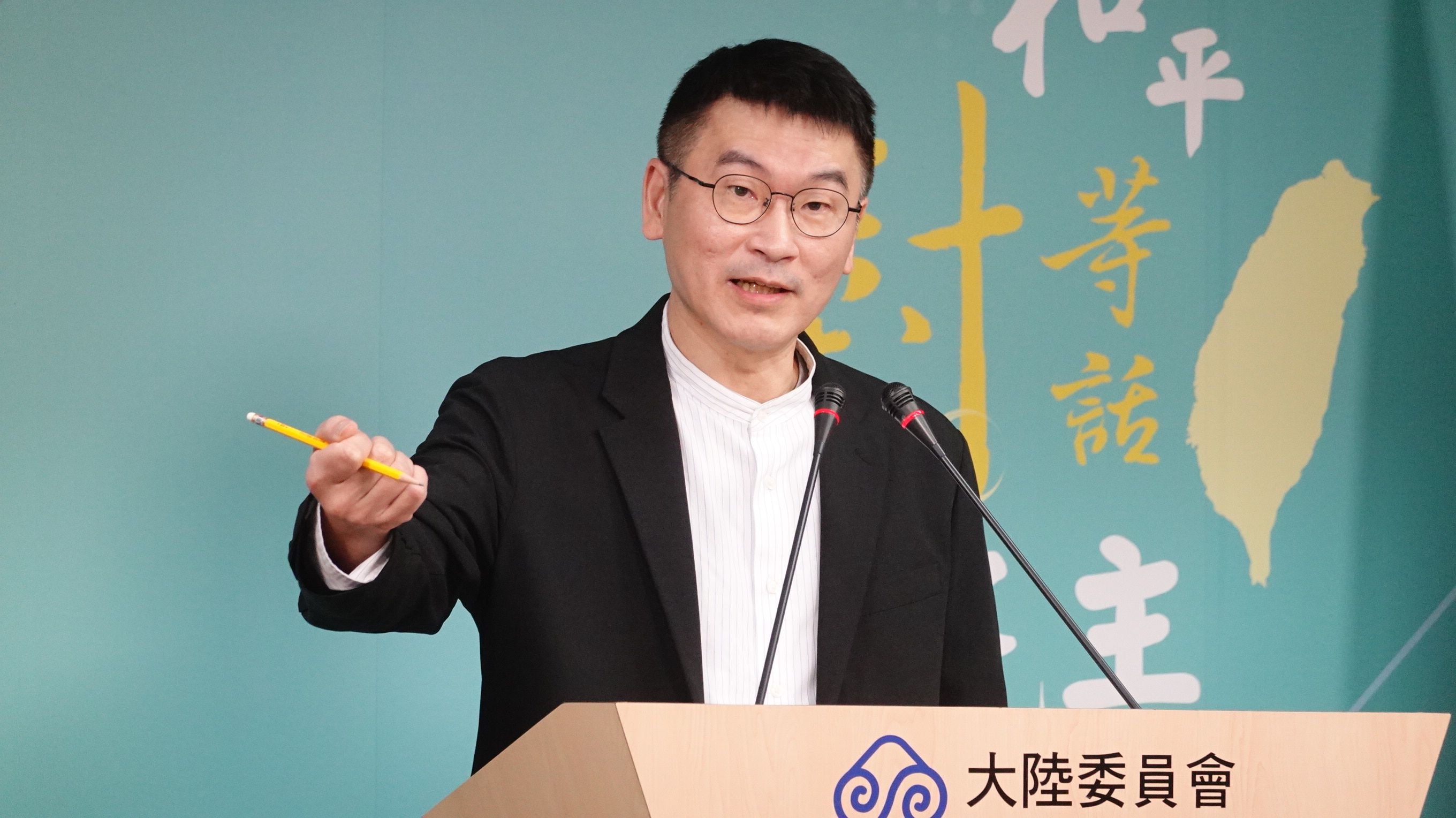 陸委會副主委梁文傑3月5日主持例行記者會，他提醒，近期有不少民眾擔心自己是否在不知情的狀況下取得大陸戶籍，若不確認清楚，未來就職公職或遭到檢舉，都可能影響到台灣身分。（楊騰凱攝）