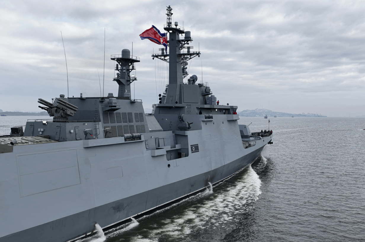 北韓海軍最新型「崔賢級」5000噸驅逐艦出海進行測試。（翻攝自勞動新聞官網）