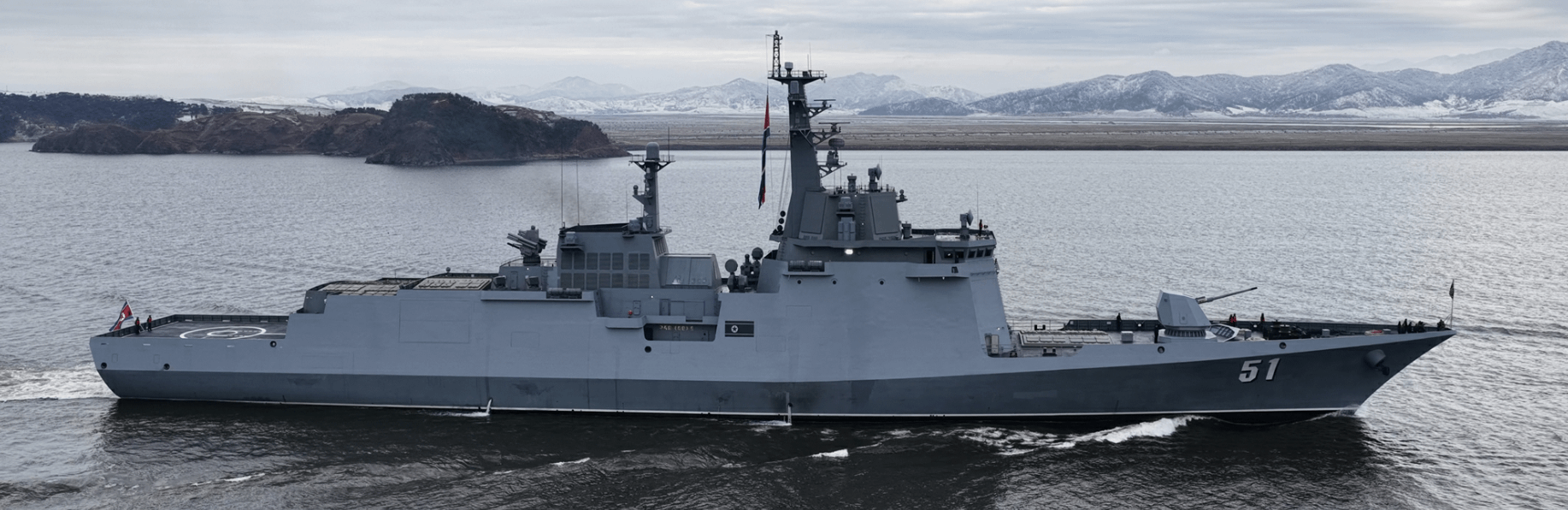 北韓海軍最新型「崔賢級」5000噸驅逐艦出海進行測試。（翻攝自勞動新聞官網）