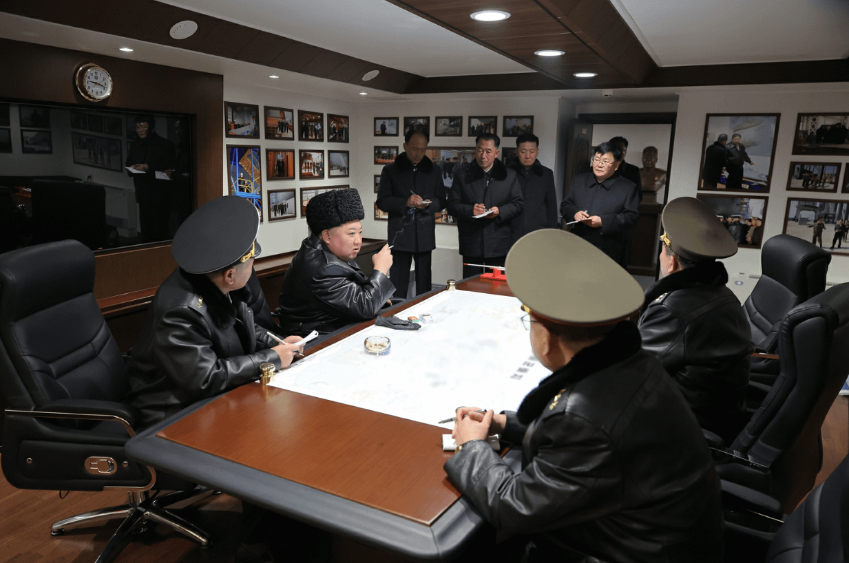 北韓領導人金正恩（中）親自視察最新型「崔賢級」5000噸驅逐艦出海進行測試。（翻攝自勞動新聞官網）