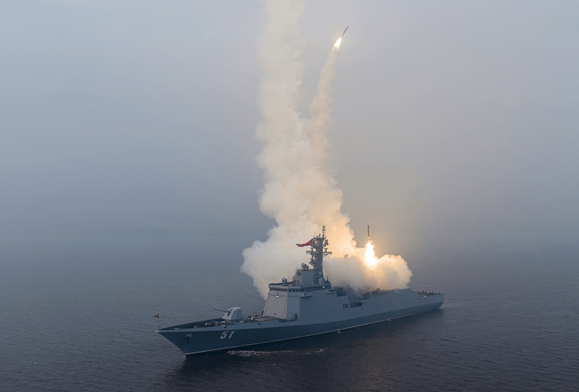 北韓海軍最新型「崔賢級」5000噸驅逐艦，出海進行飛彈發射測試。（翻攝自勞動新聞官網）