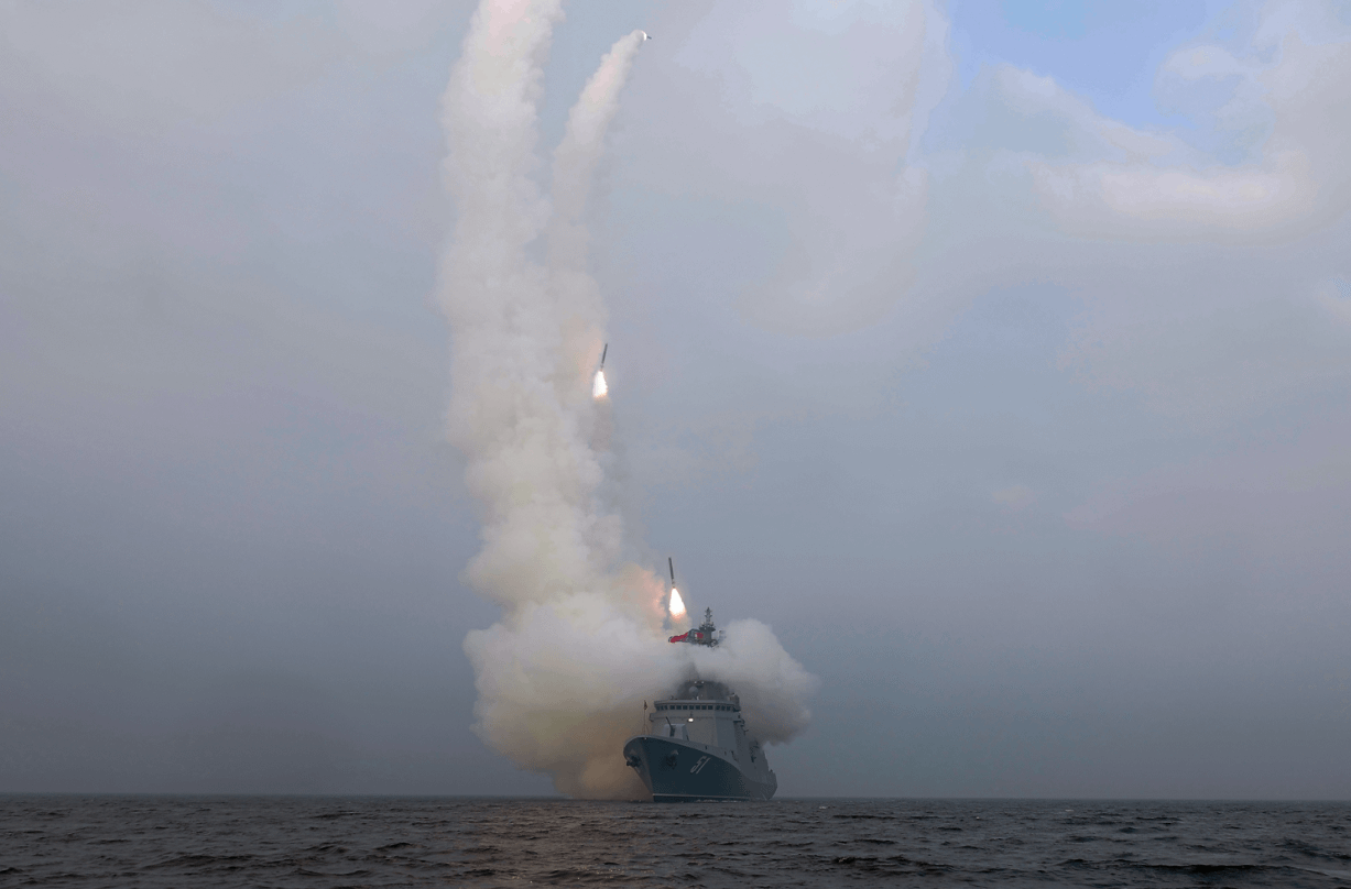 北韓海軍最新型「崔賢級」5000噸驅逐艦，出海進行飛彈發射測試。（翻攝自勞動新聞官網）