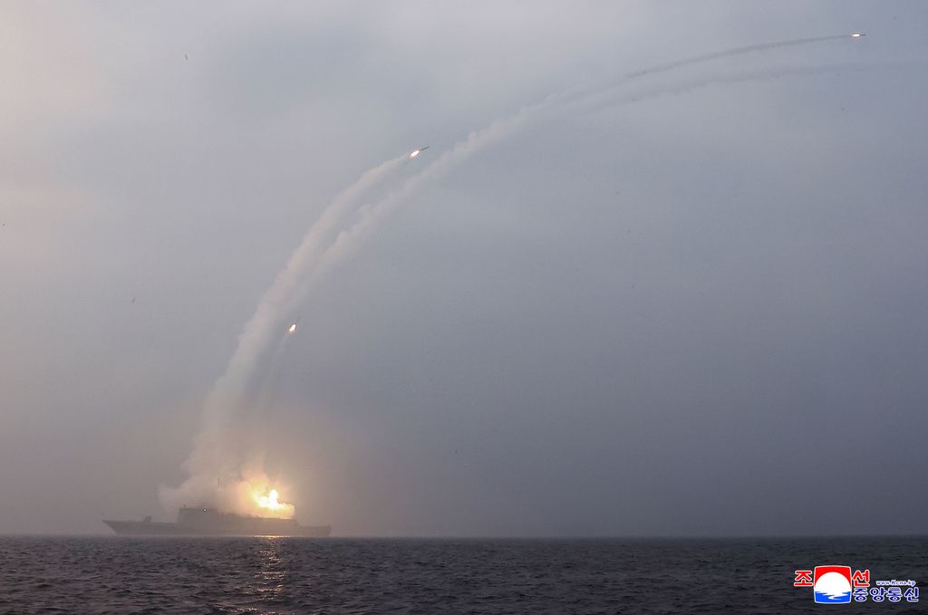 北韓海軍最新型「崔賢級」5000噸驅逐艦，出海進行飛彈發射測試。（AP）