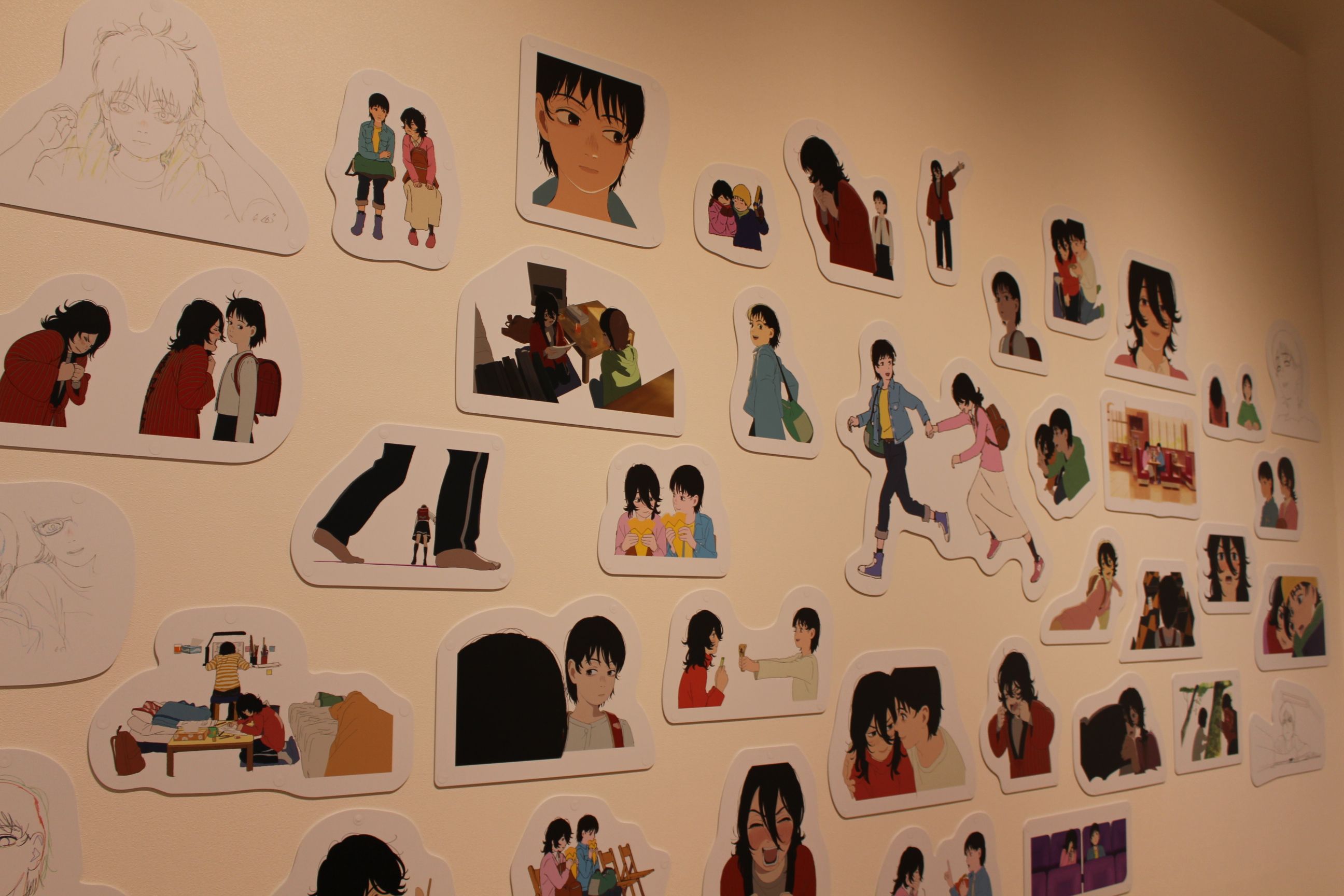 押山清高監督の全面協力により実現した本展は、再現された廊下や膨大な原画を通じて、アニメ制作の過酷さと「描くこと」への純粋な執念を伝えている。© 藤本タツキ／集英社 © 2024「ルックバック」製作委員会 ©「劇場アニメ ルックバック展」実行委員会/黃信維攝