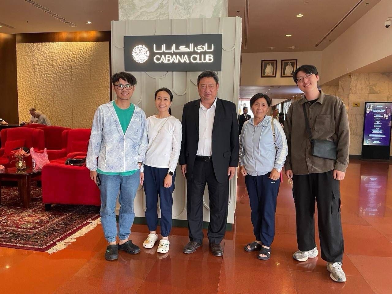 20260305-我國駐沙烏地阿拉伯代表張治平（中）赴卡達Radisson Blu飯店，關心我國4名滯留國人目前在卡達狀況，並了解相關需求。（外交部提供）