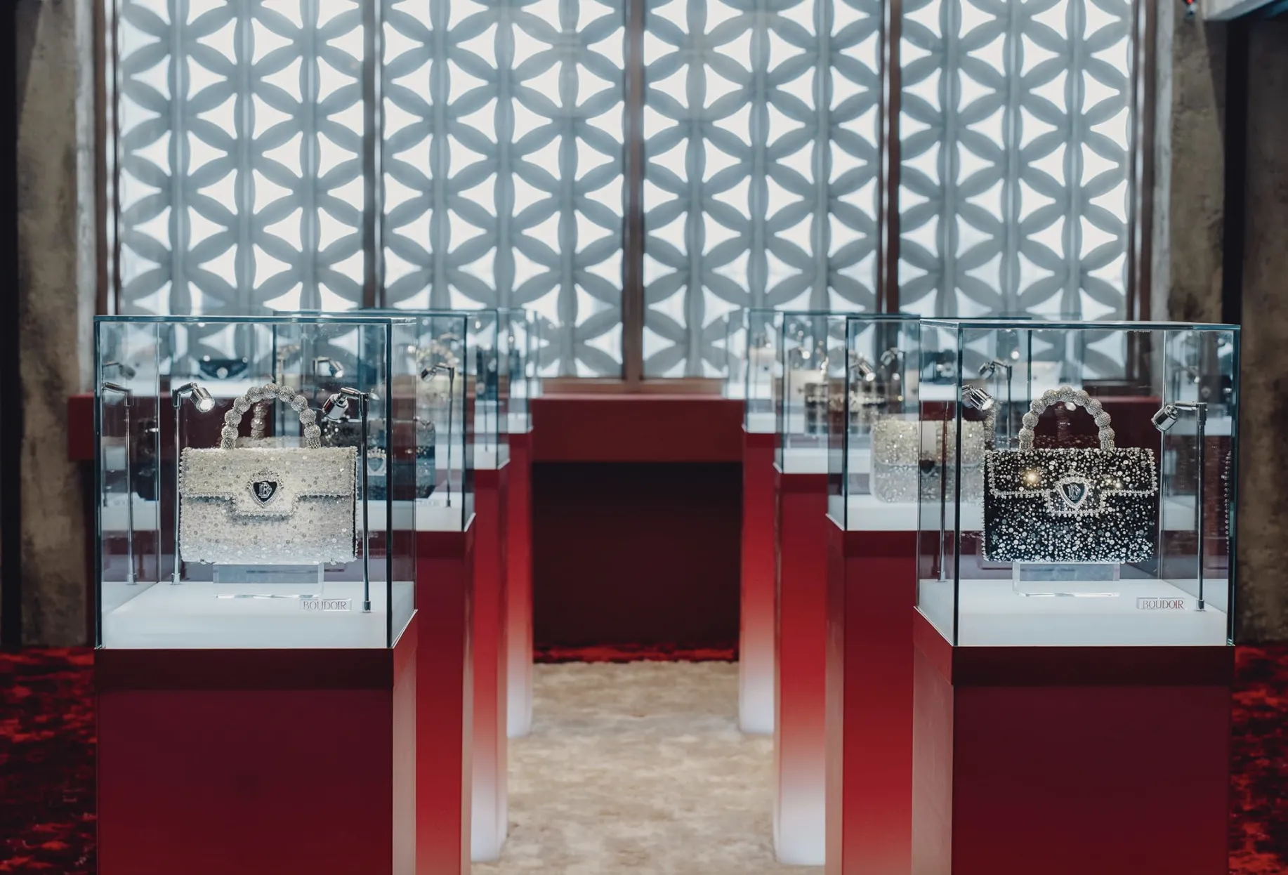 「Vincent & Co.」旗艦店跟劇集一樣，以封閉式營運，打造極高私隱度的貴賓專屬空間行銷方式。由於品牌神秘又奢侈，同時靠明星及名人口傳效應，成為買家的有力保證。（圖／翻攝自IMDb）