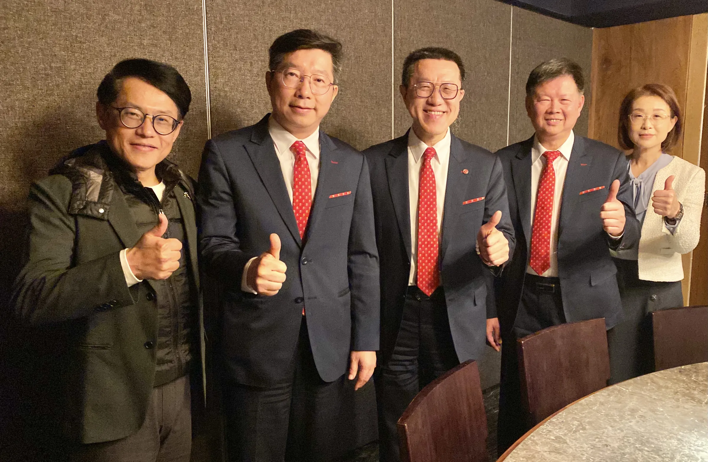 上海商銀經理黃宏志（左起）、協理滕萬里、資深副總黃炳華、副總呂紹宇、資深協理陳嘉鴻，6日於新春媒體餐敘合影。（陳怡慈攝）