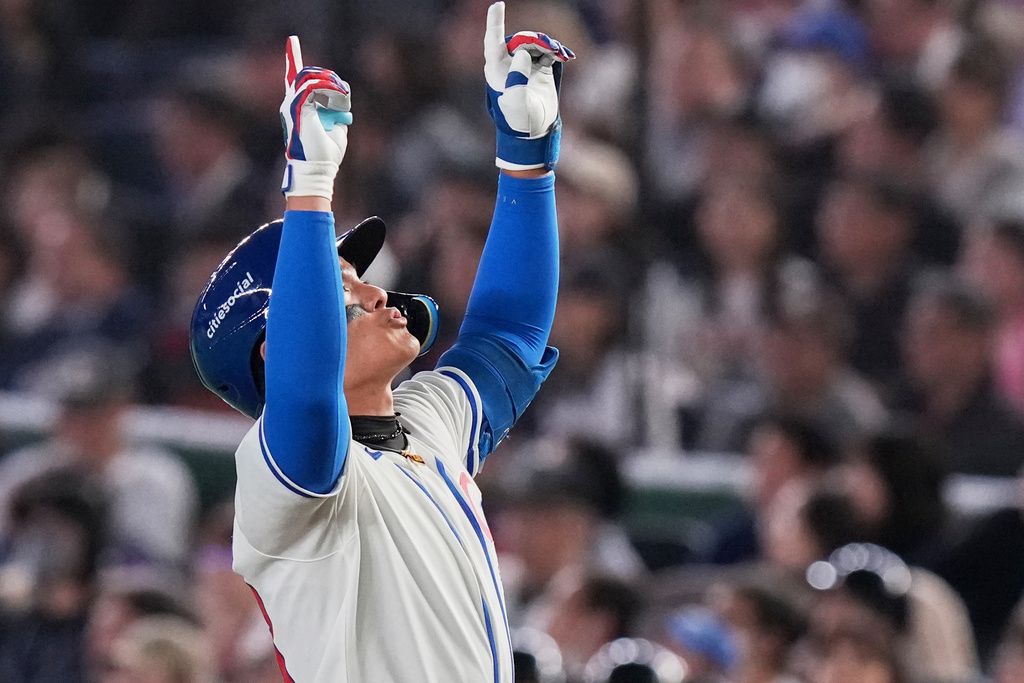 中華隊野手張育成在對抗日本比賽敲出團隊首支安打。（美聯社）