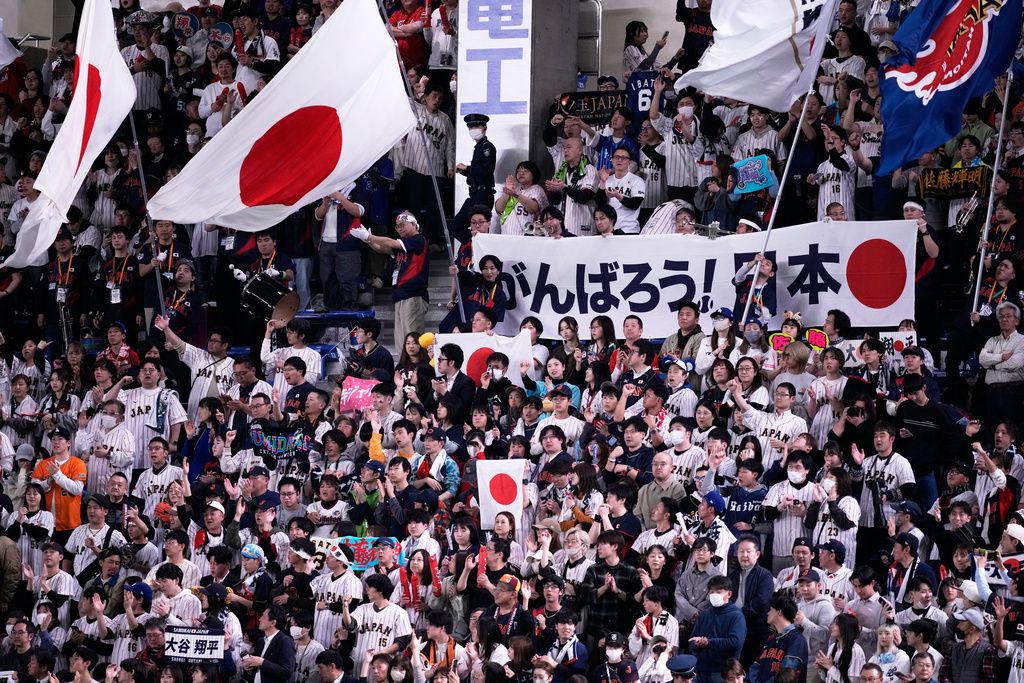 東京巨蛋大量湧入日本球迷替國家隊加油。（美聯社）