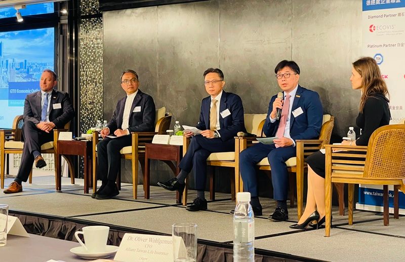 台灣巴斯夫董事長黎博曼 Jens Liebermann (左一）、台灣瑞曼迪夫總經理戴英傑（左二）與台灣默克集團董事長李俊隆（右二）等人參與德經處2026台灣經濟展望會議。（謝錦芳攝）