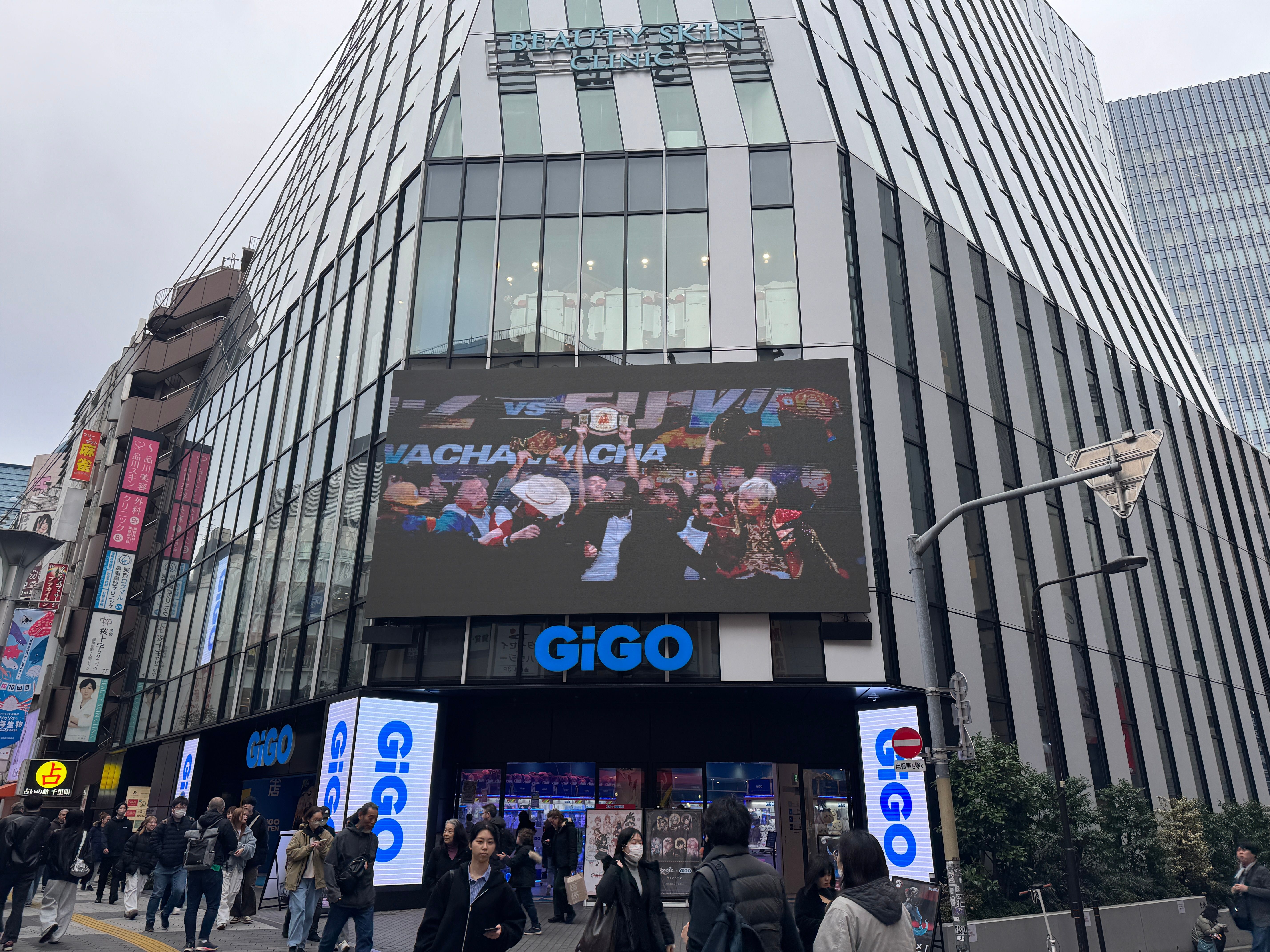 GENDA GiGOは池袋において総本店と3つのコンセプト店舗を連動させ、国内外の多様なニーズに応える次世代のエンターテインメント空間を確立している。黃信維攝