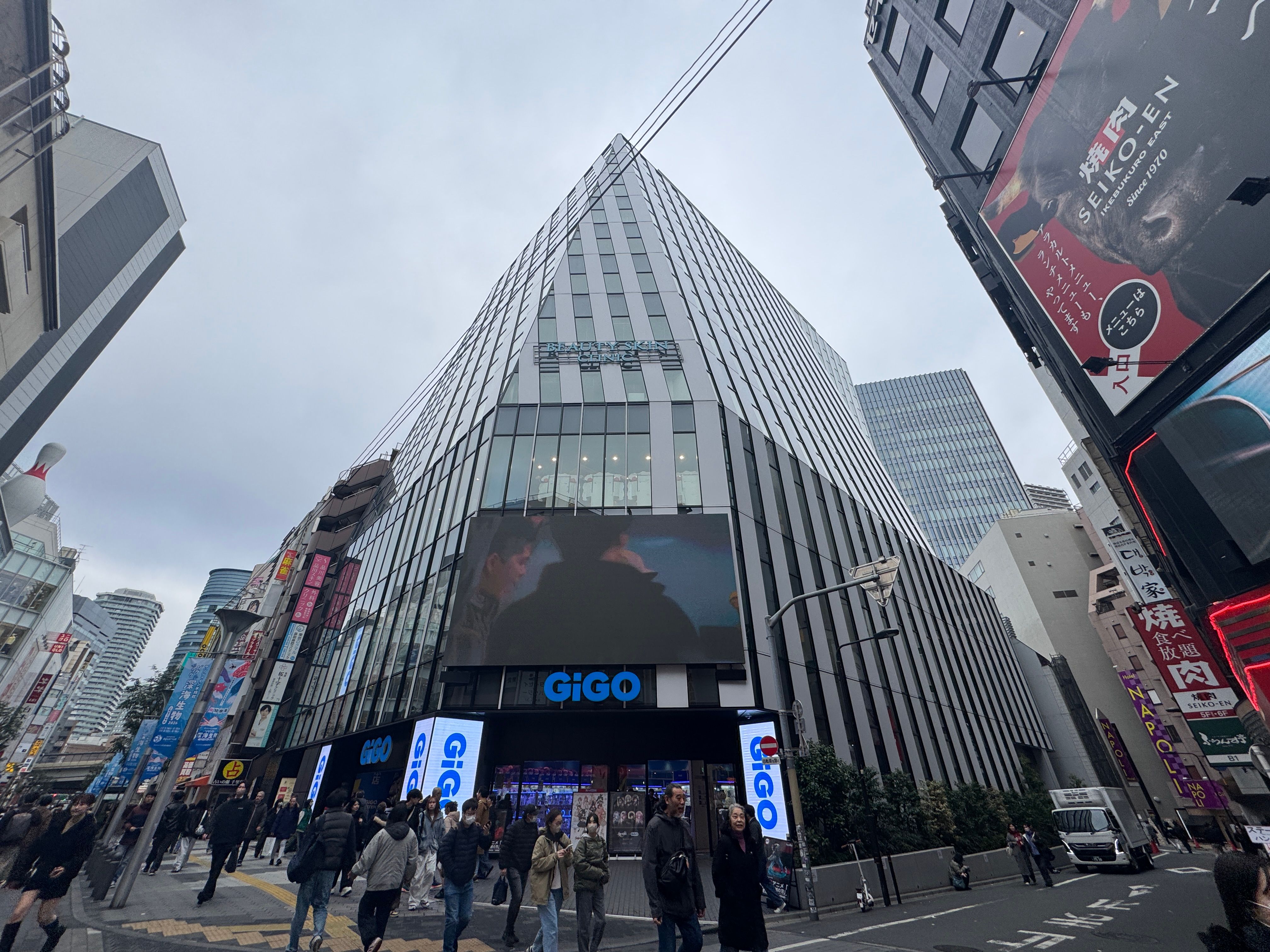 GENDA GiGOは池袋において総本店と3つのコンセプト店舗を連動させ、国内外の多様なニーズに応える次世代のエンターテインメント空間を確立している。黃信維攝