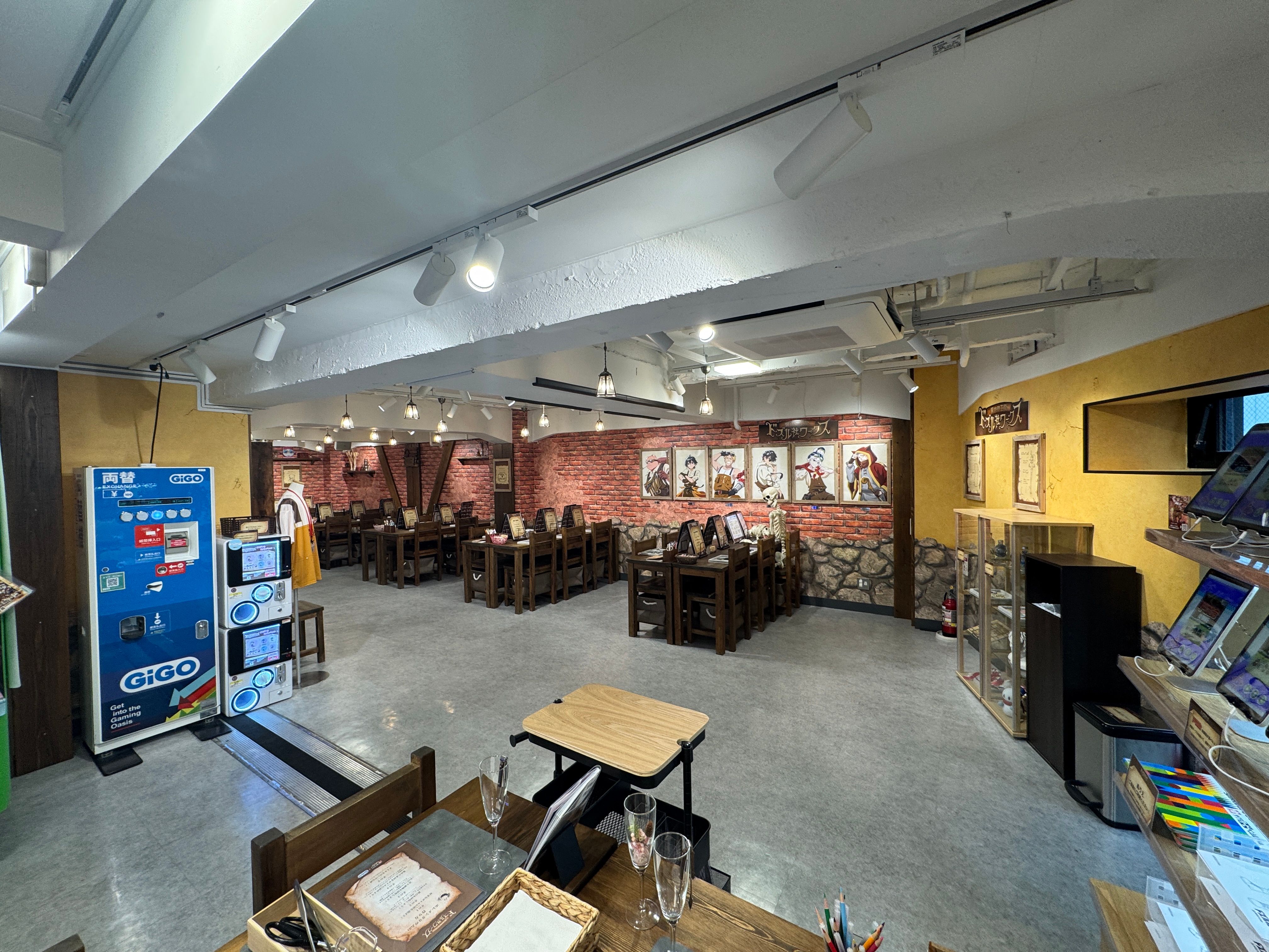 GENDA GiGOは池袋において総本店と3つのコンセプト店舗を連動させ、国内外の多様なニーズに応える次世代のエンターテインメント空間を確立している。黃信維攝