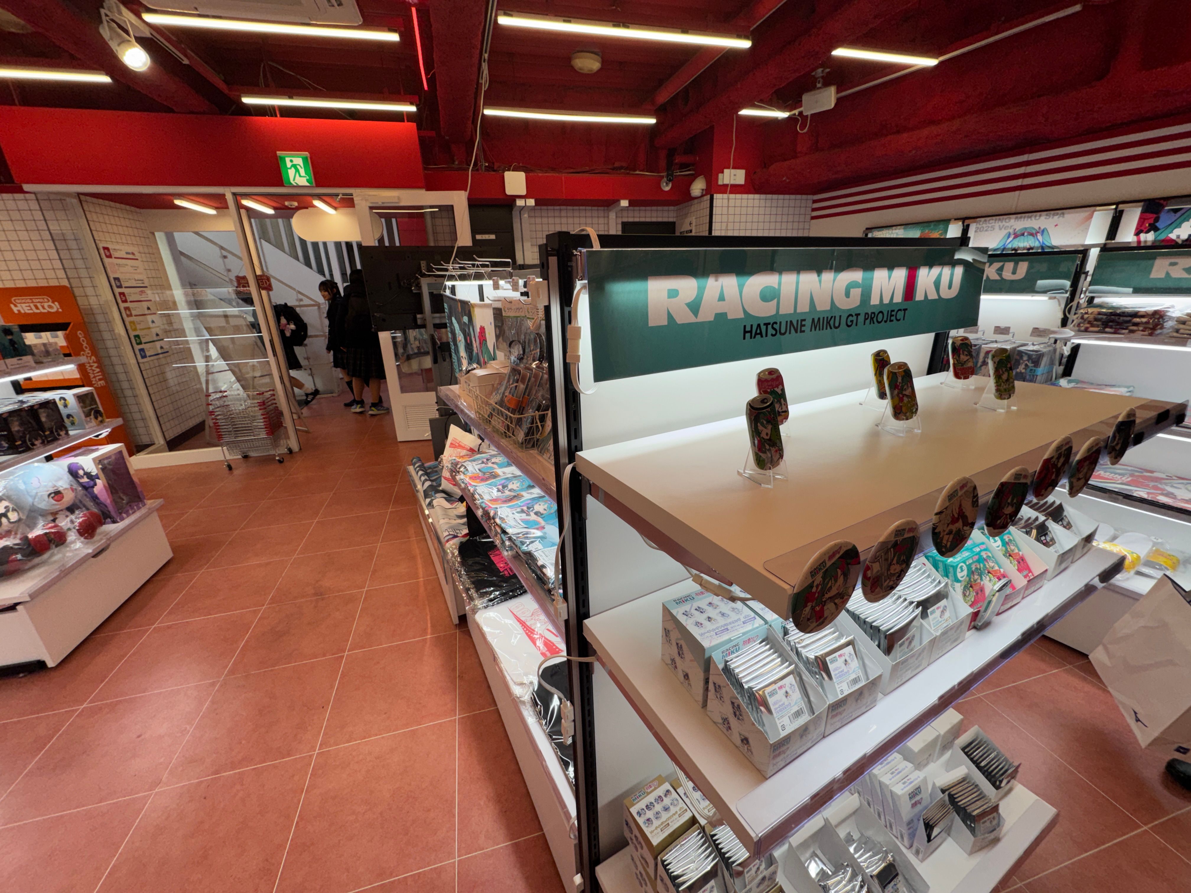 GENDA GiGOは池袋において総本店と3つのコンセプト店舗を連動させ、国内外の多様なニーズに応える次世代のエンターテインメント空間を確立している。黃信維攝