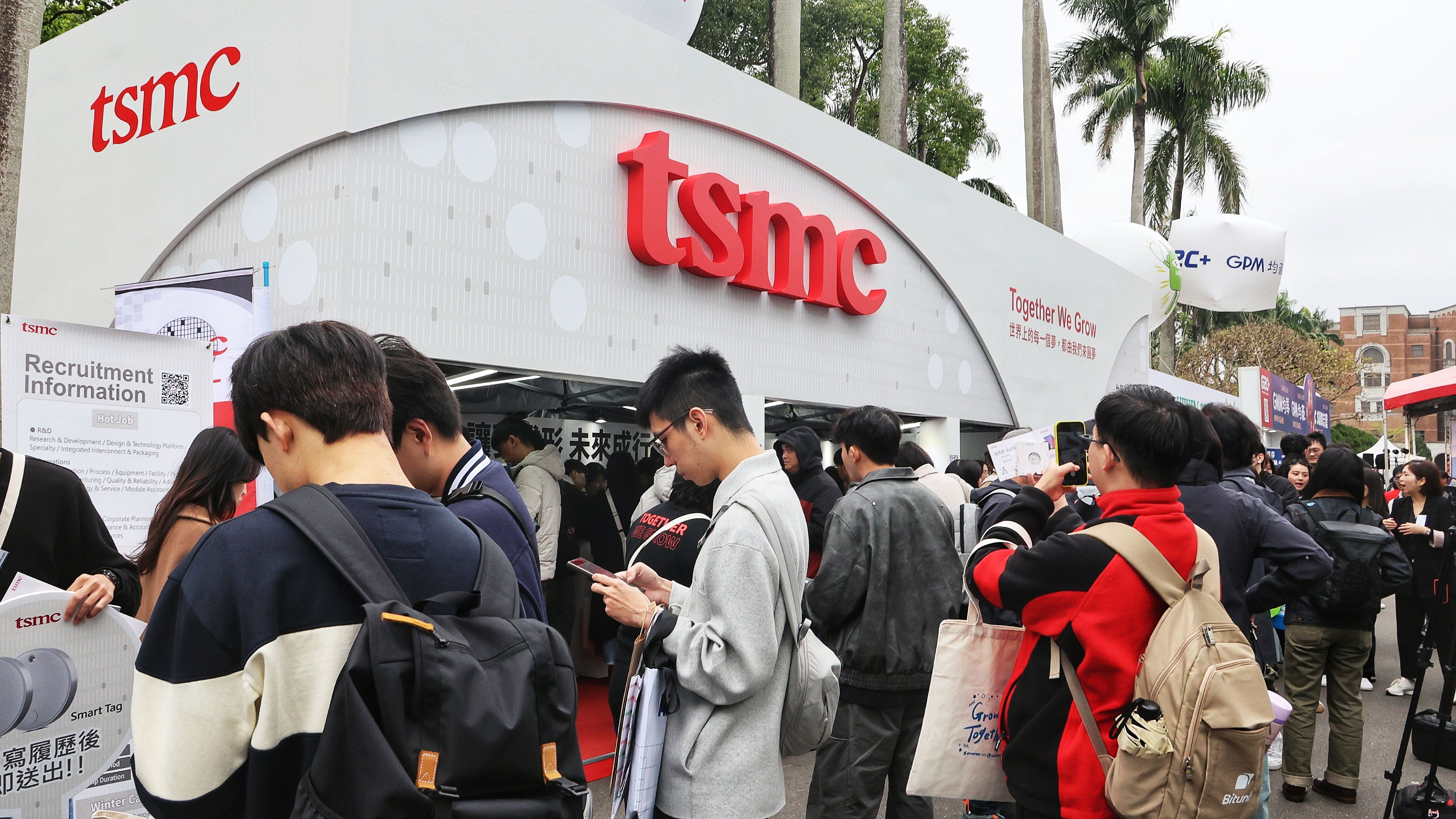 20260307-台湾大学で7日に開催された就職説明会。写真はTSMCの採用ブース。（柯承恵撮影）