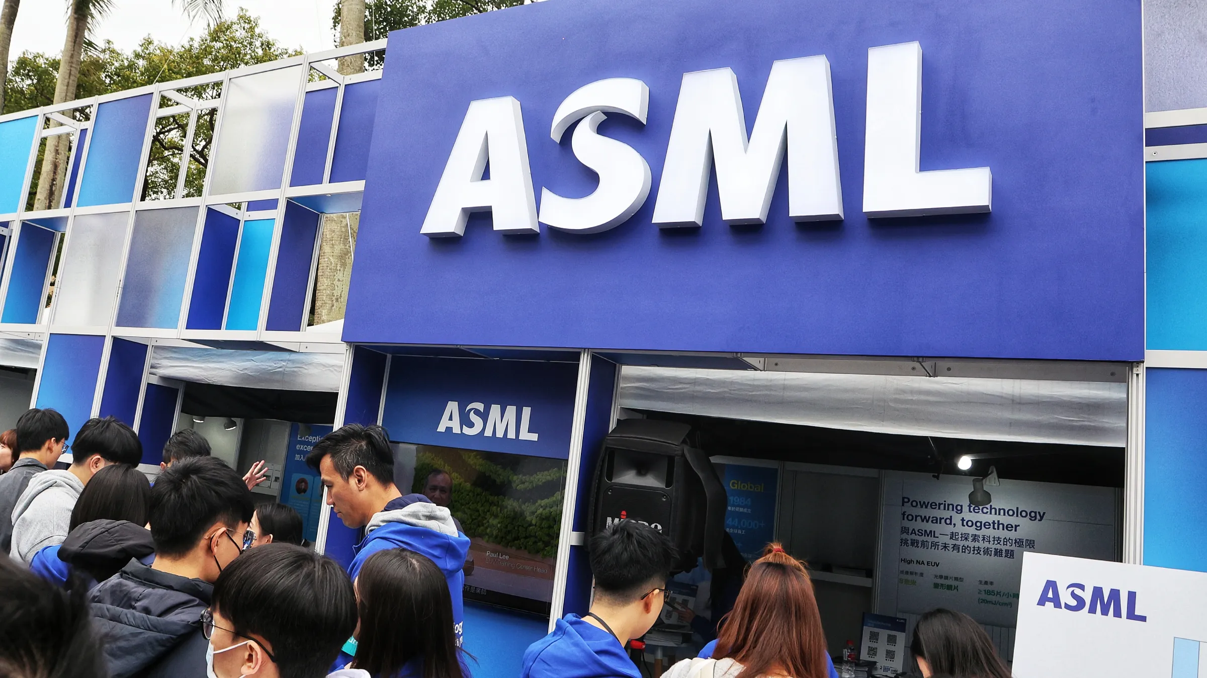20260307-台大7日舉行校園徵才博覽會，圖為ASML（艾司摩爾）徵才攤位。（柯承惠攝）