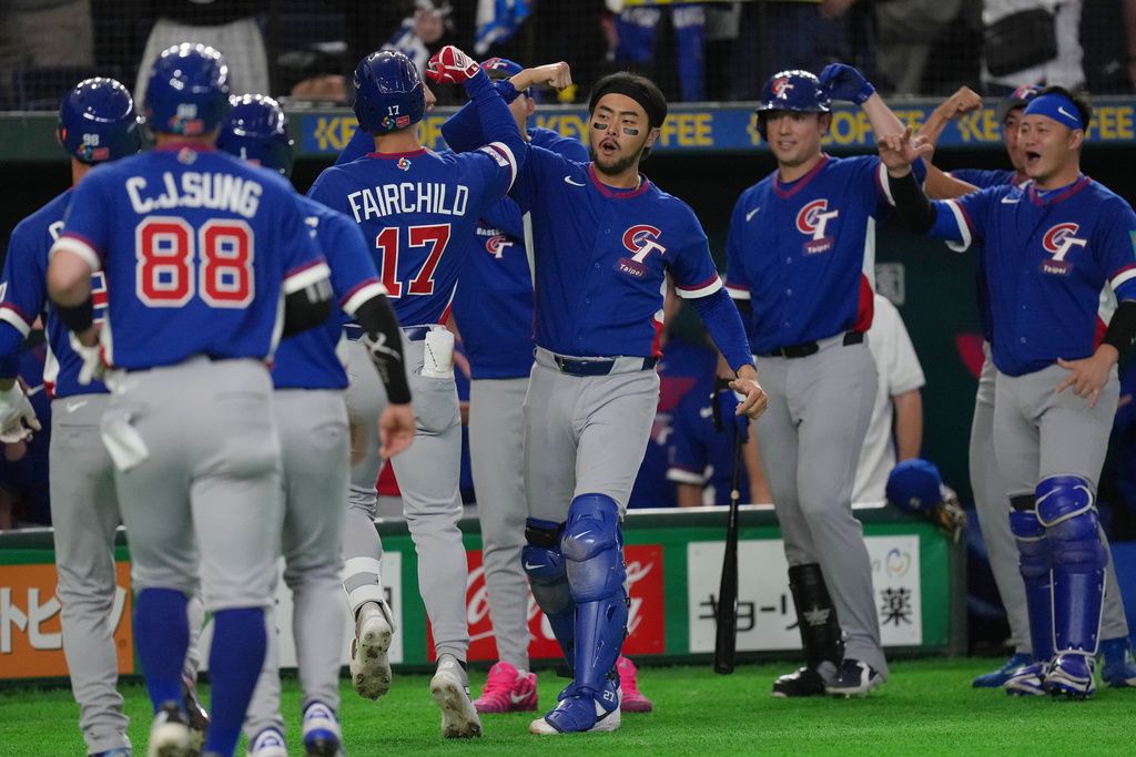 Stuart Fairchild炸裂滿貫全壘打，回休息室跟隊友慶祝擊掌。（AP）