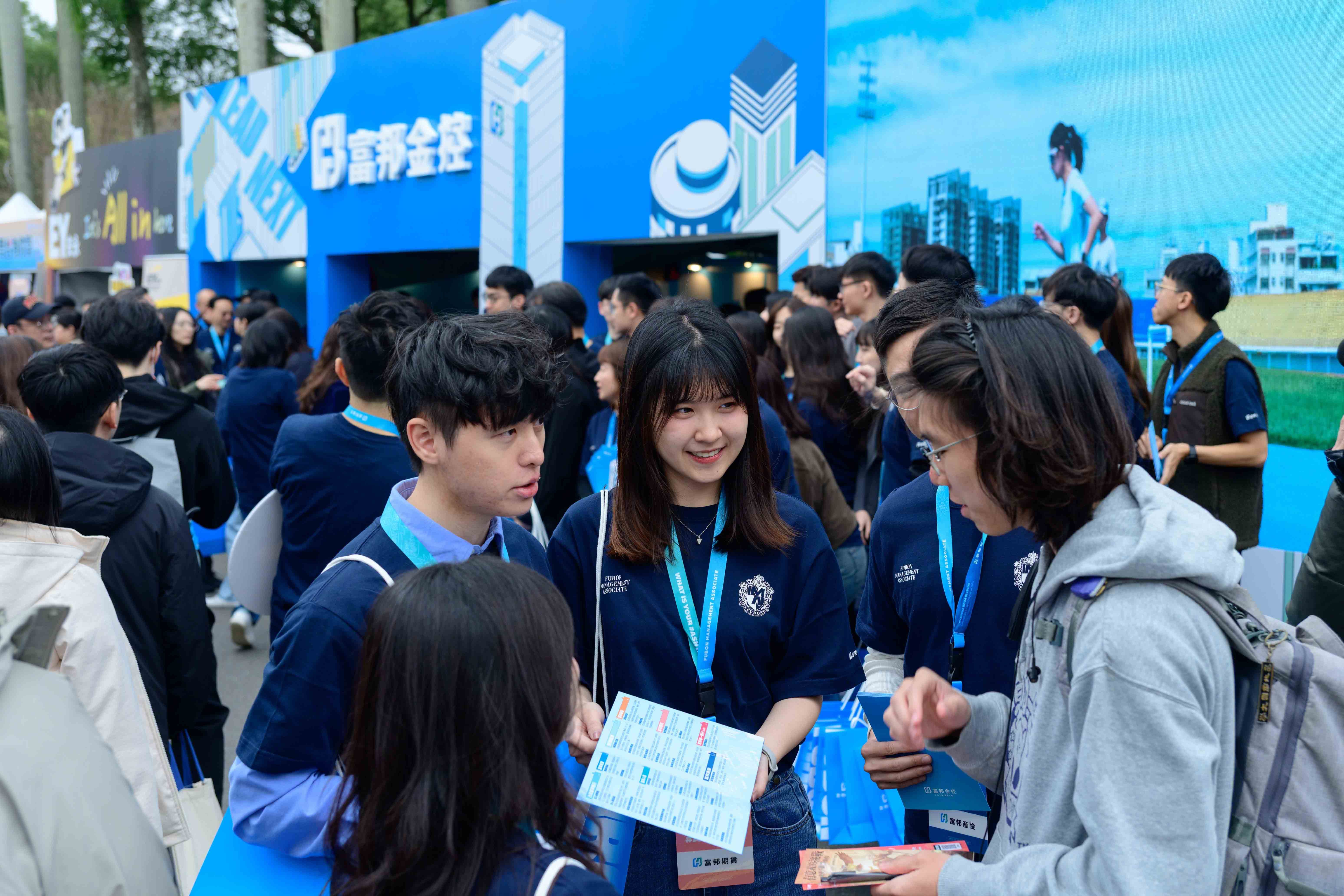 20260307-富邦金控攤位諮詢人潮眾多，富邦金控及各子公司主管、同仁到場提供職缺諮詢，與青年學子及求職者們熱烈互動。