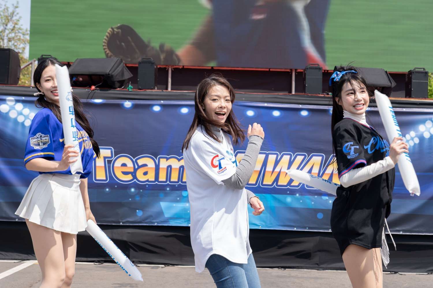 高虹安市長和啦啦隊女孩一起大跳應援舞。（圖／新竹市政府提供）