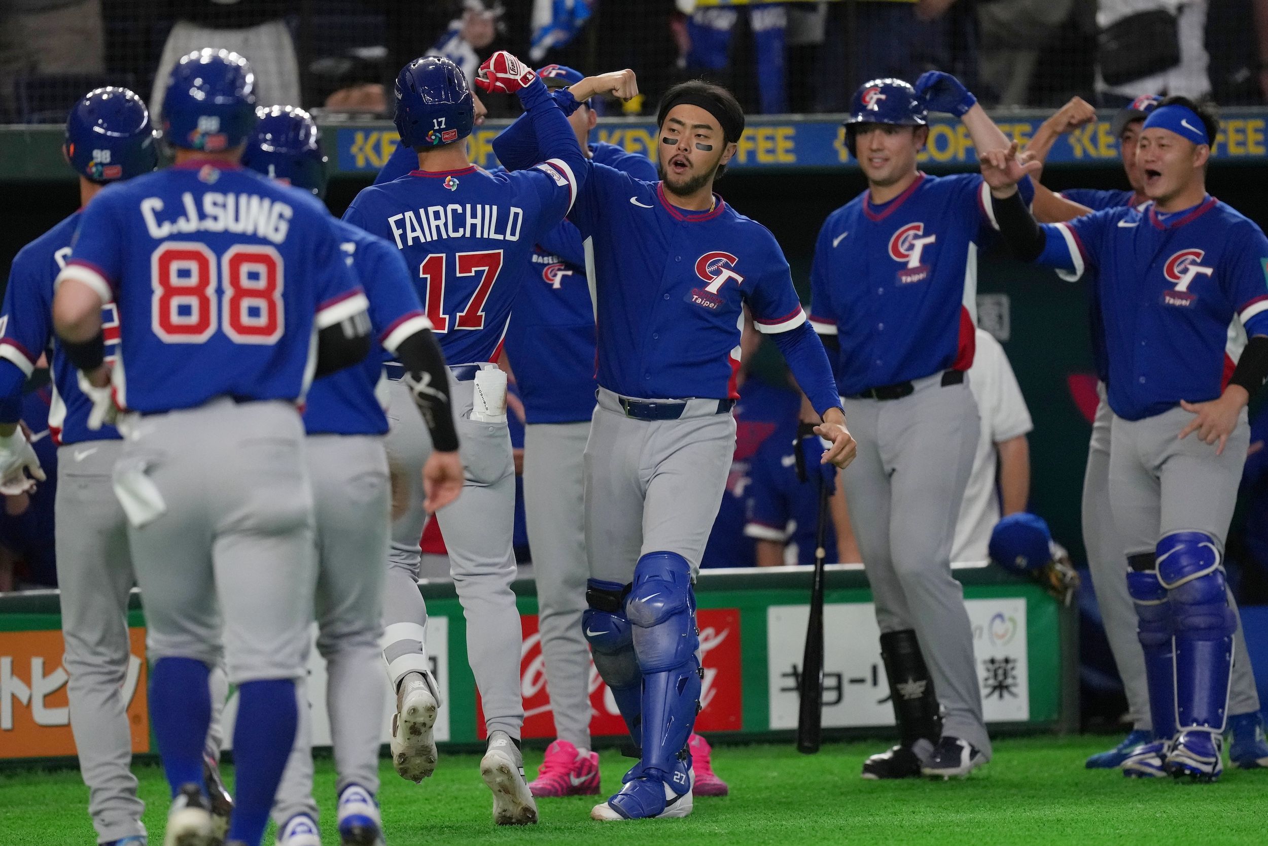 2026年3月7日，在東京舉行的WBC世界棒球經典賽台灣對捷克的賽事中，費仔在第二局擊出滿壘全壘打後與隊友慶祝。（美聯社）
