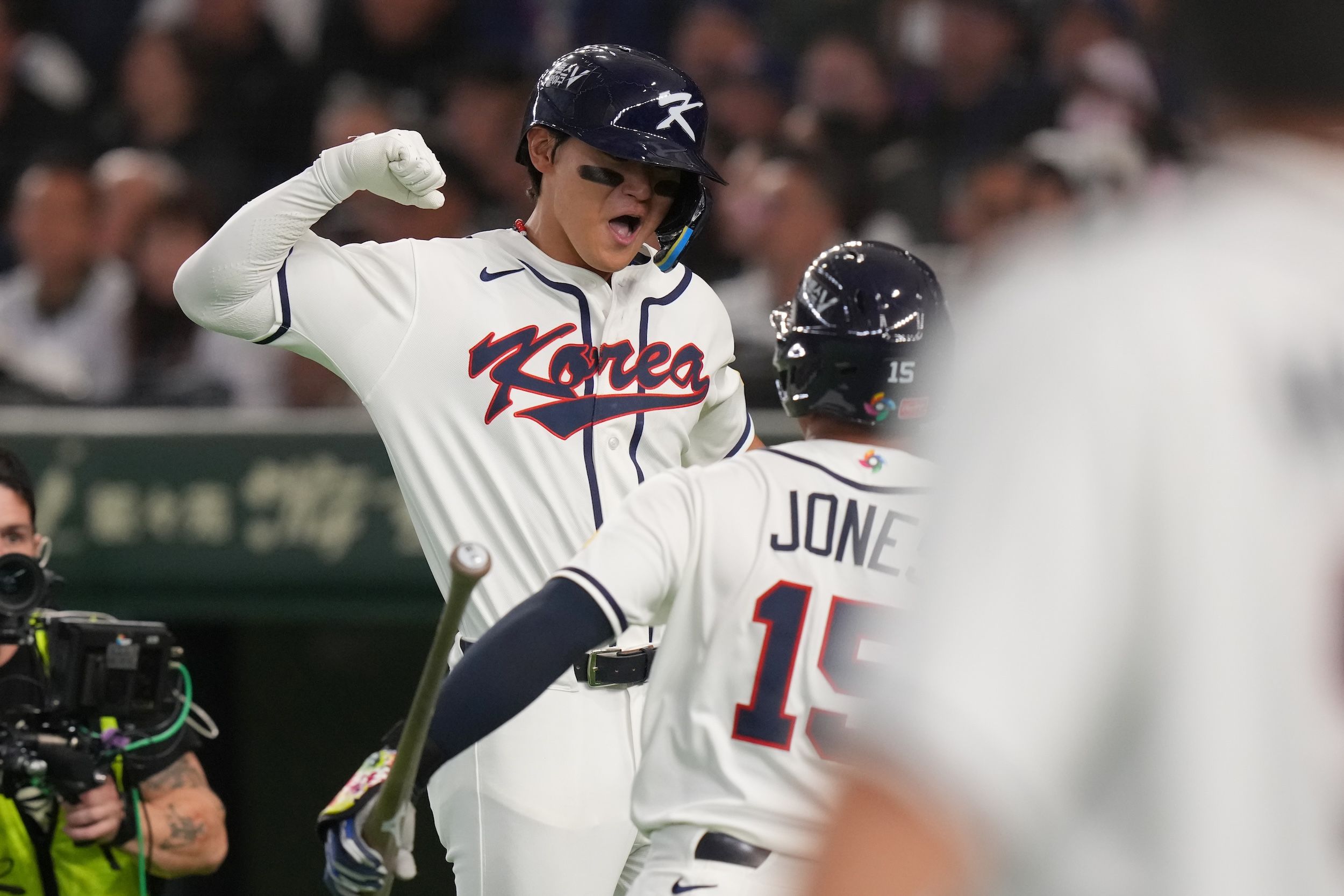 2026年3月8日，金倒永在台韓大戰第六局擊出兩分全壘打。（美聯社）