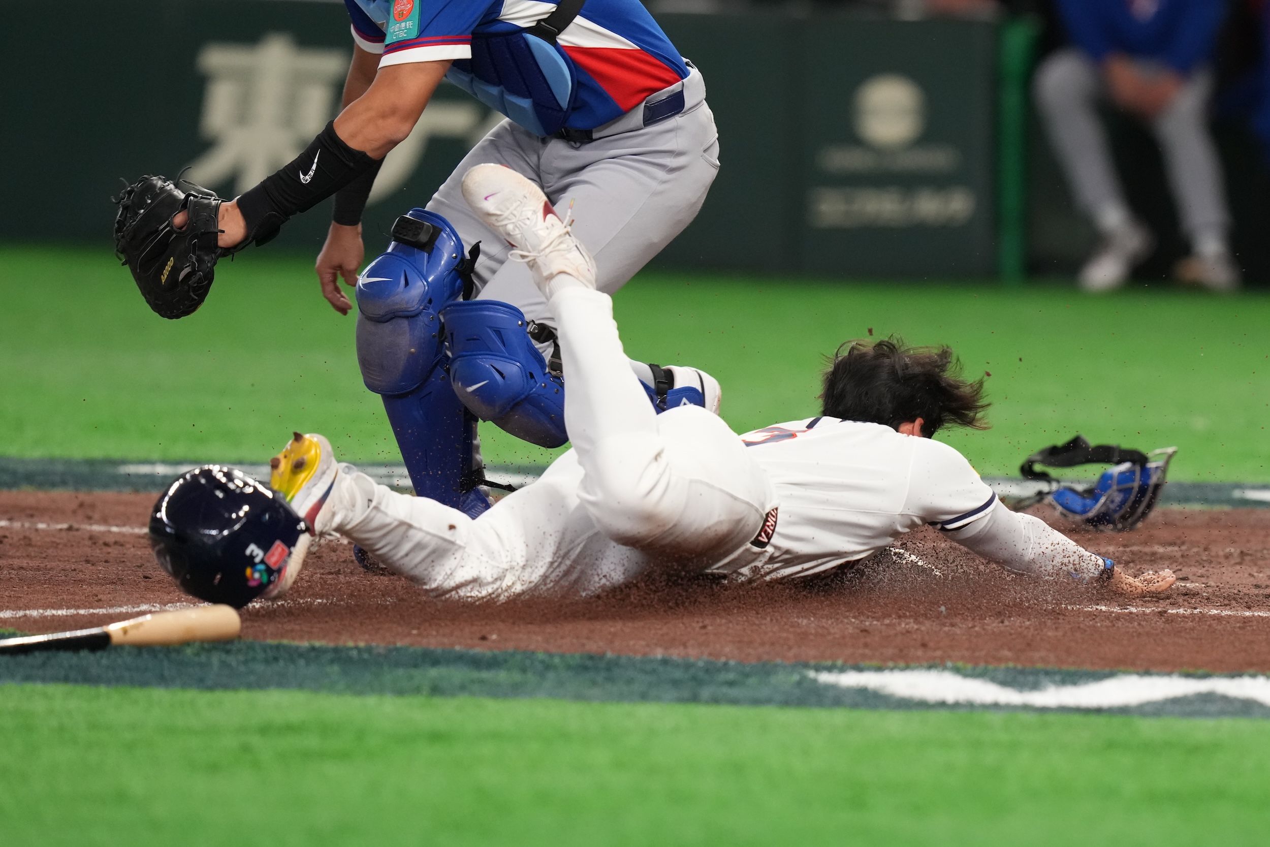 2026年3月8日，韓國隊的金惠成在第八局強攻本壘。（美聯社）