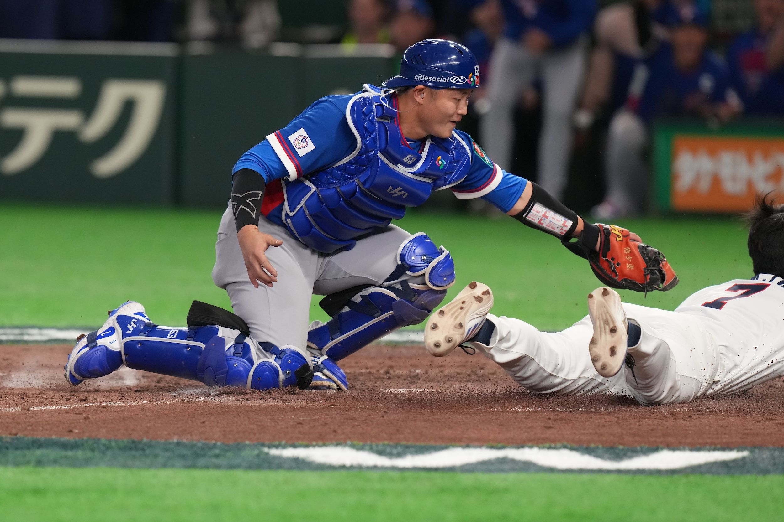 2026年3月8日,台灣隊捕手蔣少宏觸殺韓國隊跑者金周源。(美聯社)