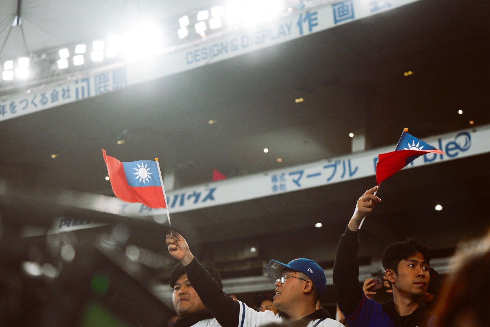 台湾代表はベンチにジョナソン・ロングと李灝宇のユニフォームを掲げ、欠場した仲間の不本意な思いと共に戦い、韓国戦で感動的な勝利を収めた。張庭瑜攝