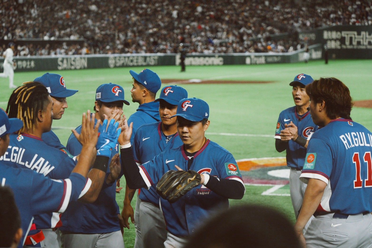 台湾代表が張育成、鄭宗哲、スチュアート・フェアチャイルドの3本塁打とチームの強い結束力によりWBCで韓国から歴史的初勝利を挙げ、曾豪駒監督も「野球とは実に面白い」と選手たちの奮闘を称賛した。（張庭瑜/攝）