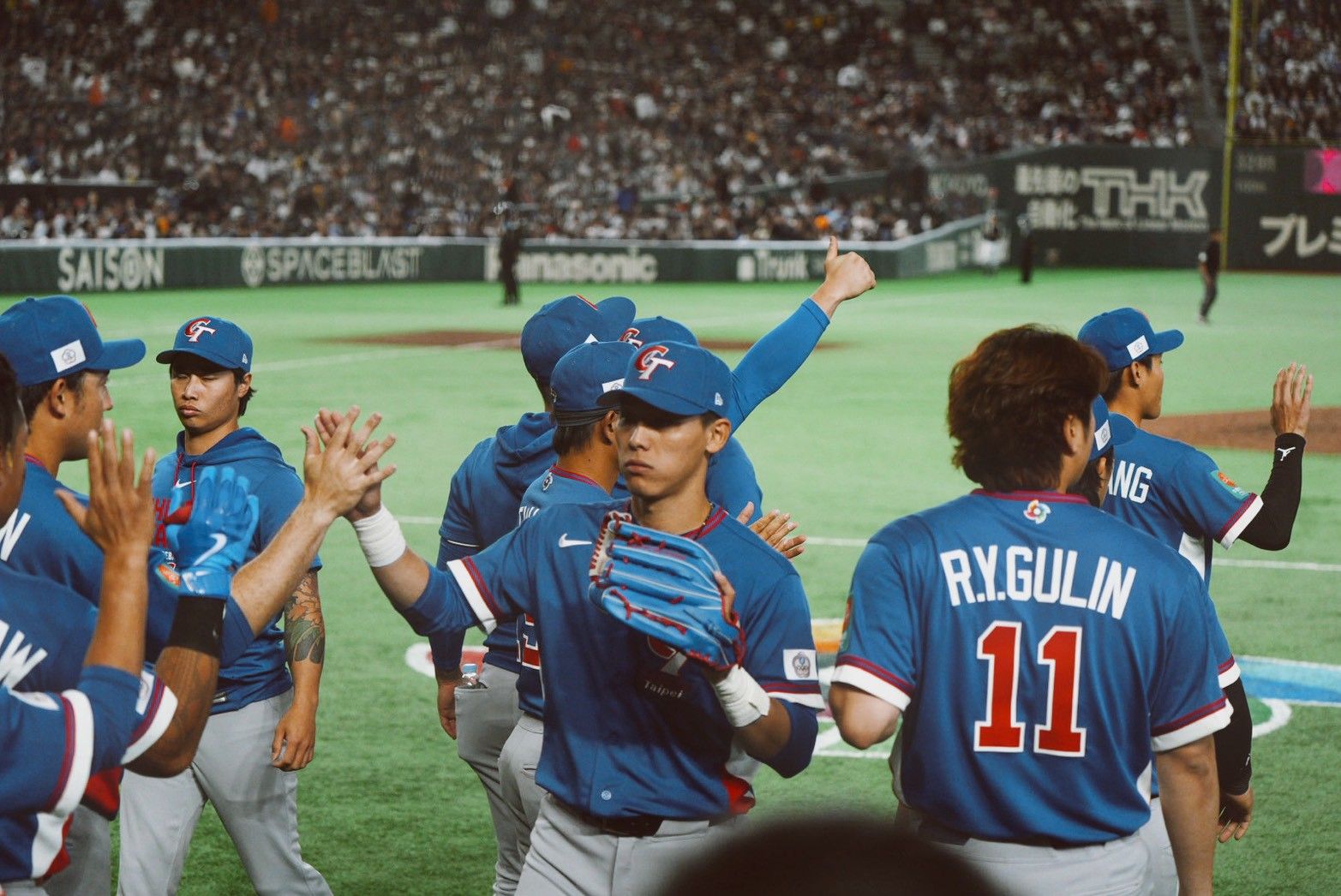 台湾代表が張育成、鄭宗哲、スチュアート・フェアチャイルドの3本塁打とチームの強い結束力によりWBCで韓国から歴史的初勝利を挙げ、曾豪駒監督も「野球とは実に面白い」と選手たちの奮闘を称賛した。（張庭瑜/攝）