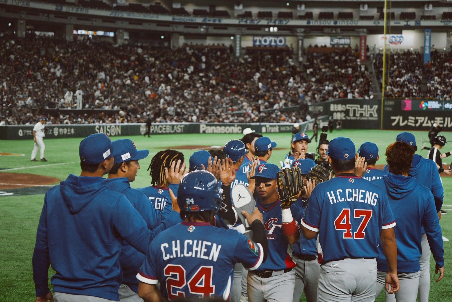 台湾代表が張育成、鄭宗哲、スチュアート・フェアチャイルドの3本塁打とチームの強い結束力によりWBCで韓国から歴史的初勝利を挙げ、曾豪駒監督も「野球とは実に面白い」と選手たちの奮闘を称賛した。（張庭瑜/攝）