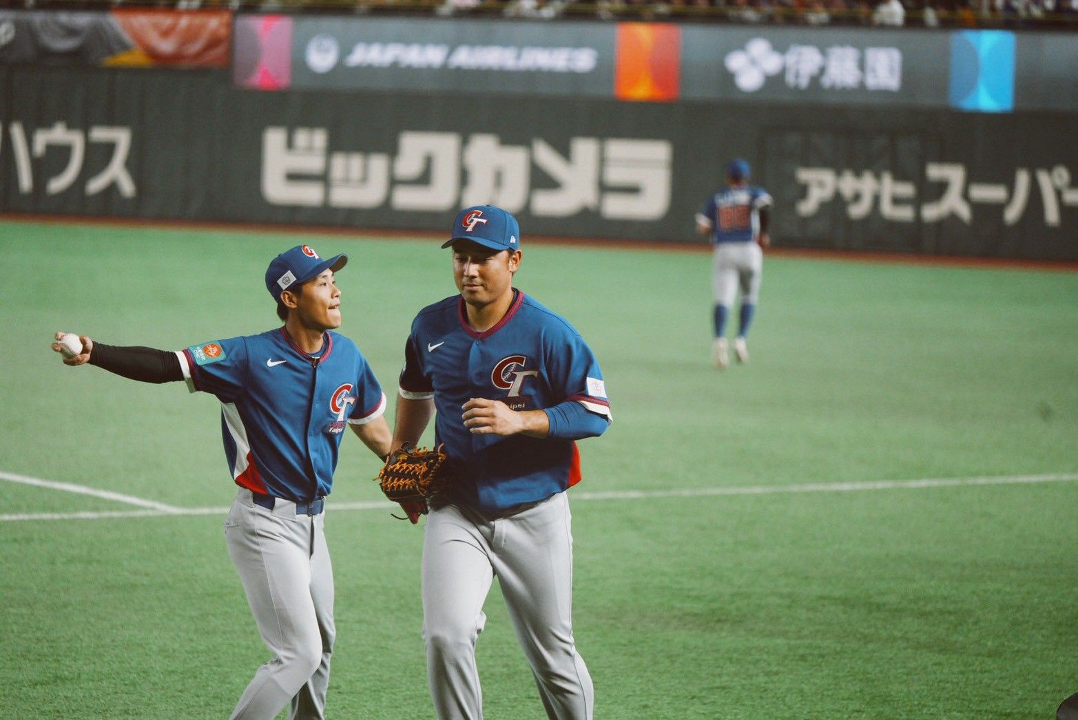 台湾代表が張育成、鄭宗哲、スチュアート・フェアチャイルドの3本塁打とチームの強い結束力によりWBCで韓国から歴史的初勝利を挙げ、曾豪駒監督も「野球とは実に面白い」と選手たちの奮闘を称賛した。（張庭瑜/攝）