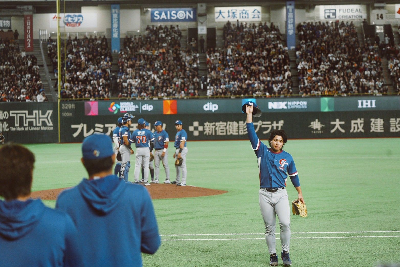 台湾代表が張育成、鄭宗哲、スチュアート・フェアチャイルドの3本塁打とチームの強い結束力によりWBCで韓国から歴史的初勝利を挙げ、曾豪駒監督も「野球とは実に面白い」と選手たちの奮闘を称賛した。（張庭瑜/攝）