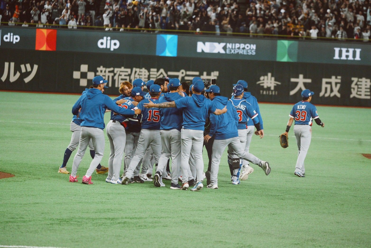 台湾代表が張育成、鄭宗哲、スチュアート・フェアチャイルドの3本塁打とチームの強い結束力によりWBCで韓国から歴史的初勝利を挙げ、曾豪駒監督も「野球とは実に面白い」と選手たちの奮闘を称賛した。（張庭瑜/攝）