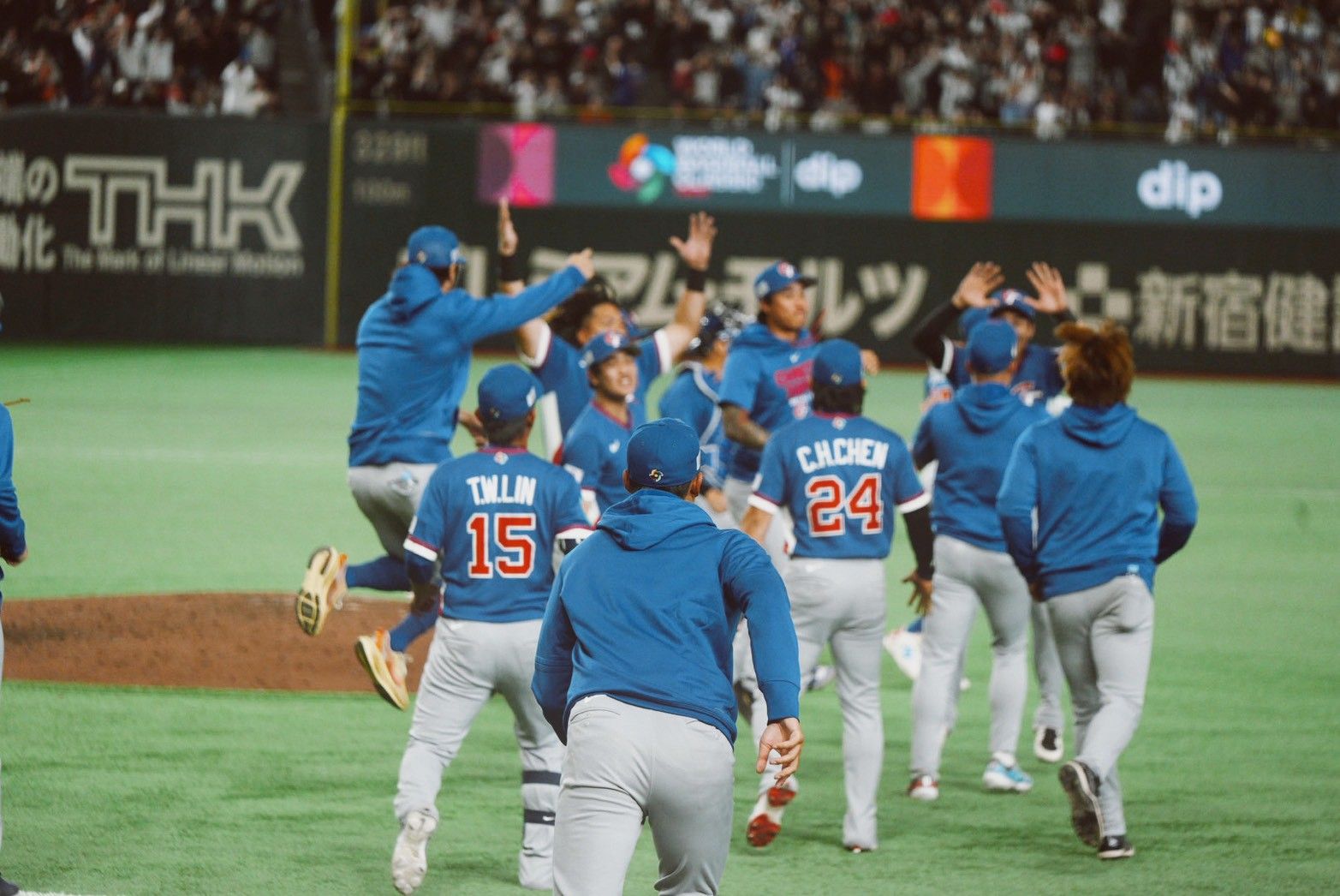 台湾代表が張育成、鄭宗哲、スチュアート・フェアチャイルドの3本塁打とチームの強い結束力によりWBCで韓国から歴史的初勝利を挙げ、曾豪駒監督も「野球とは実に面白い」と選手たちの奮闘を称賛した。（張庭瑜/攝）