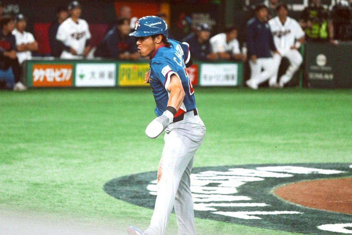 台湾代表が張育成、鄭宗哲、スチュアート・フェアチャイルドの3本塁打とチームの強い結束力によりWBCで韓国から歴史的初勝利を挙げ、曾豪駒監督も「野球とは実に面白い」と選手たちの奮闘を称賛した。（張庭瑜/攝）