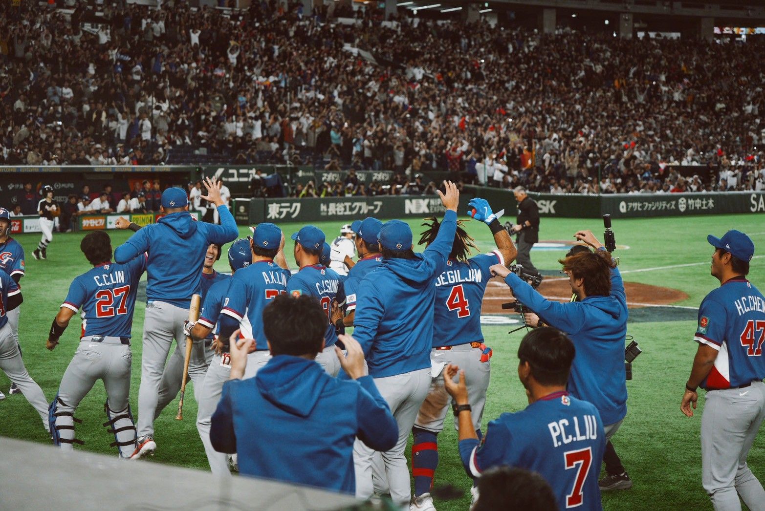 台湾代表が張育成、鄭宗哲、スチュアート・フェアチャイルドの3本塁打とチームの強い結束力によりWBCで韓国から歴史的初勝利を挙げ、曾豪駒監督も「野球とは実に面白い」と選手たちの奮闘を称賛した。（張庭瑜/攝）