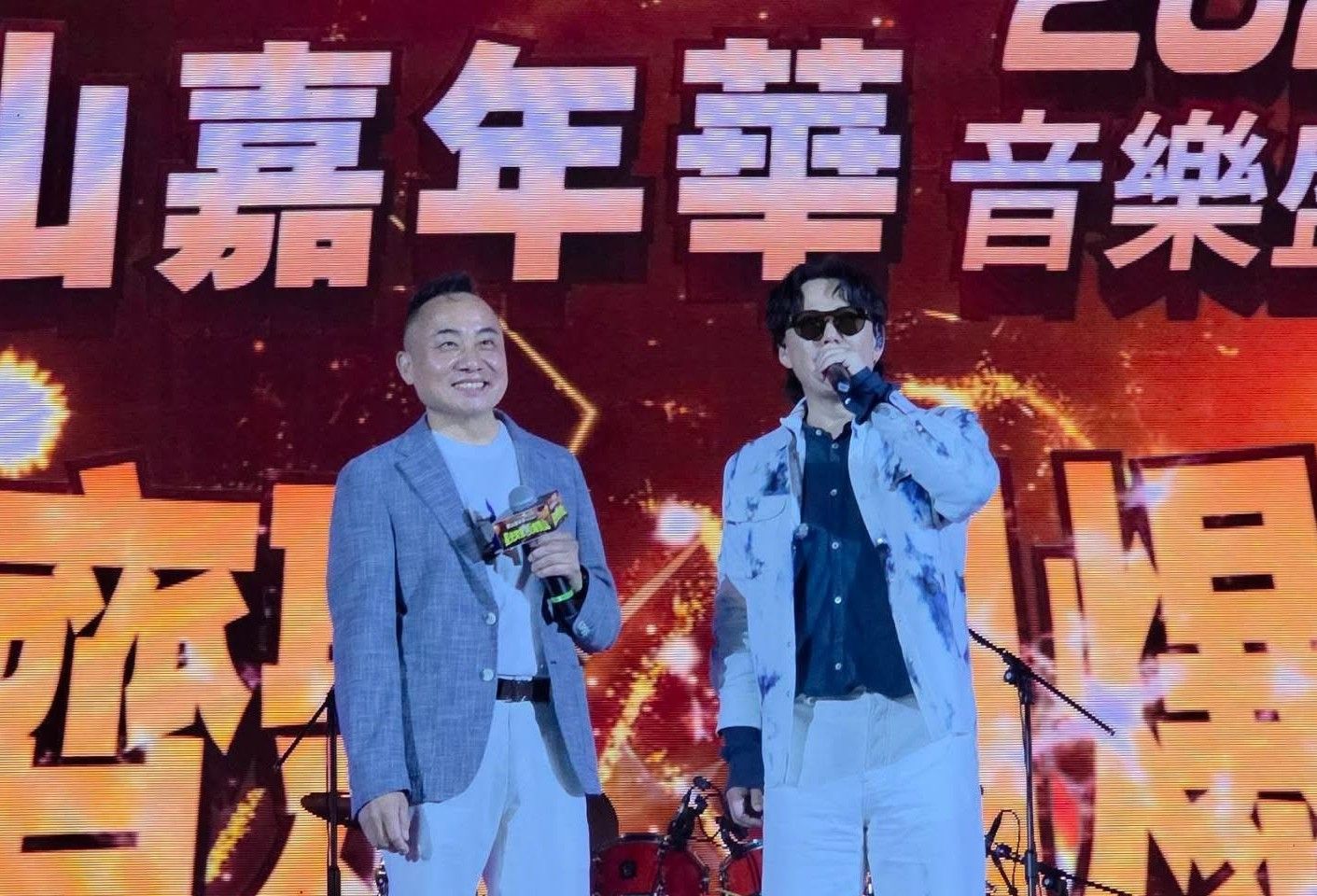 金曲歌王蕭煌奇首度現身竹縣寶山鄉演唱，左為寶山鄉長邱振瑋。（圖／寶山鄉公所提供）