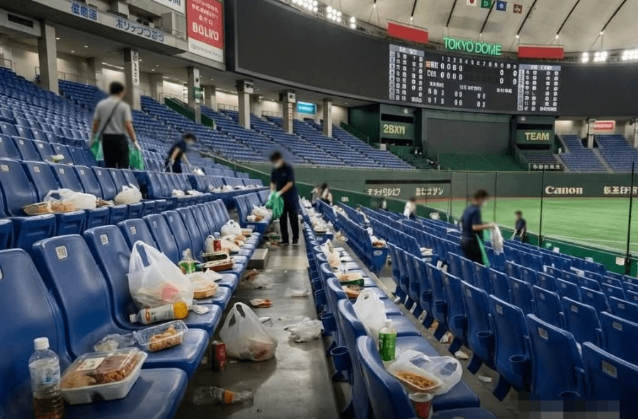 近日社群平台瘋傳幾張「台灣球迷在東京巨蛋亂丟垃圾」的照片，引發兩國網友熱烈討論與批評。（取自社群X）