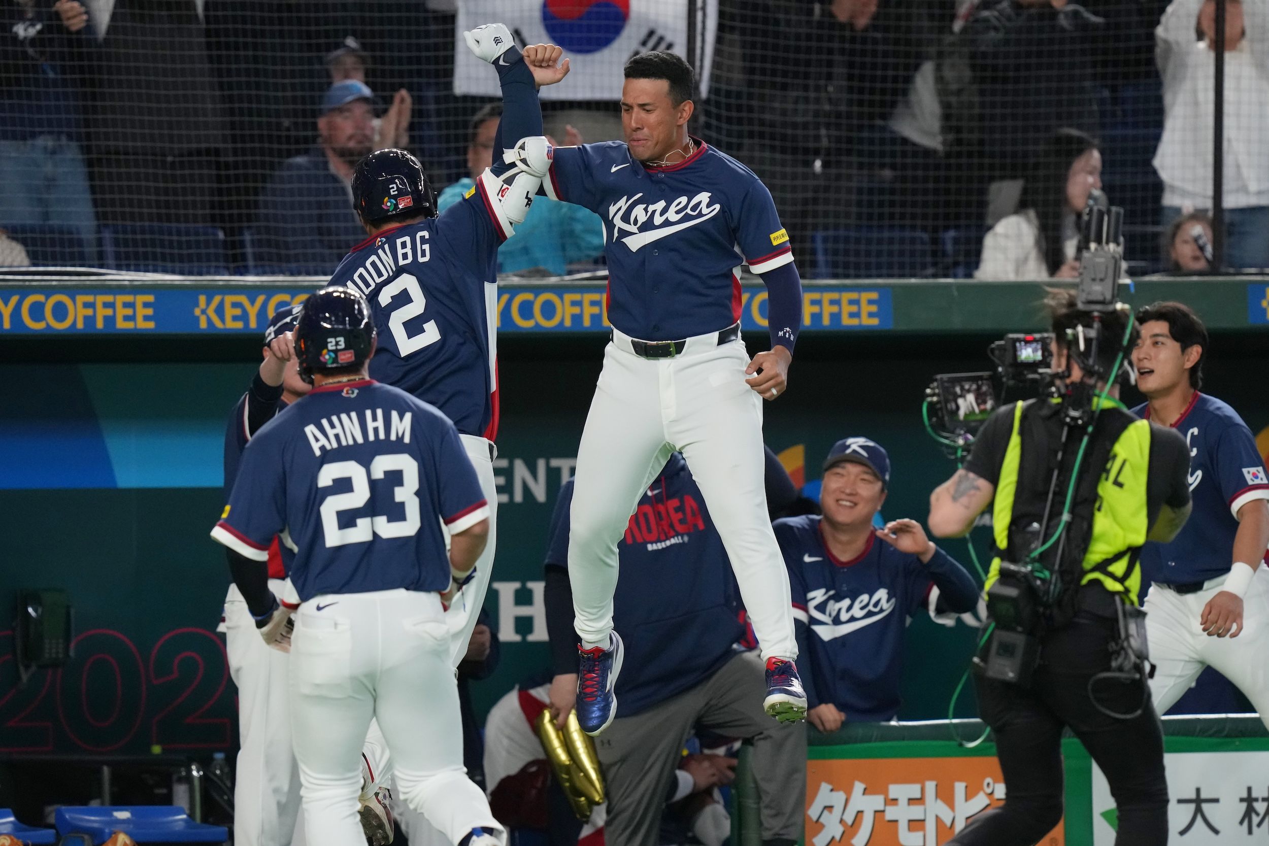 韓國第五棒文保景第二局敲出兩分砲後與隊友撞臂慶賀。（美聯社）（美聯社）