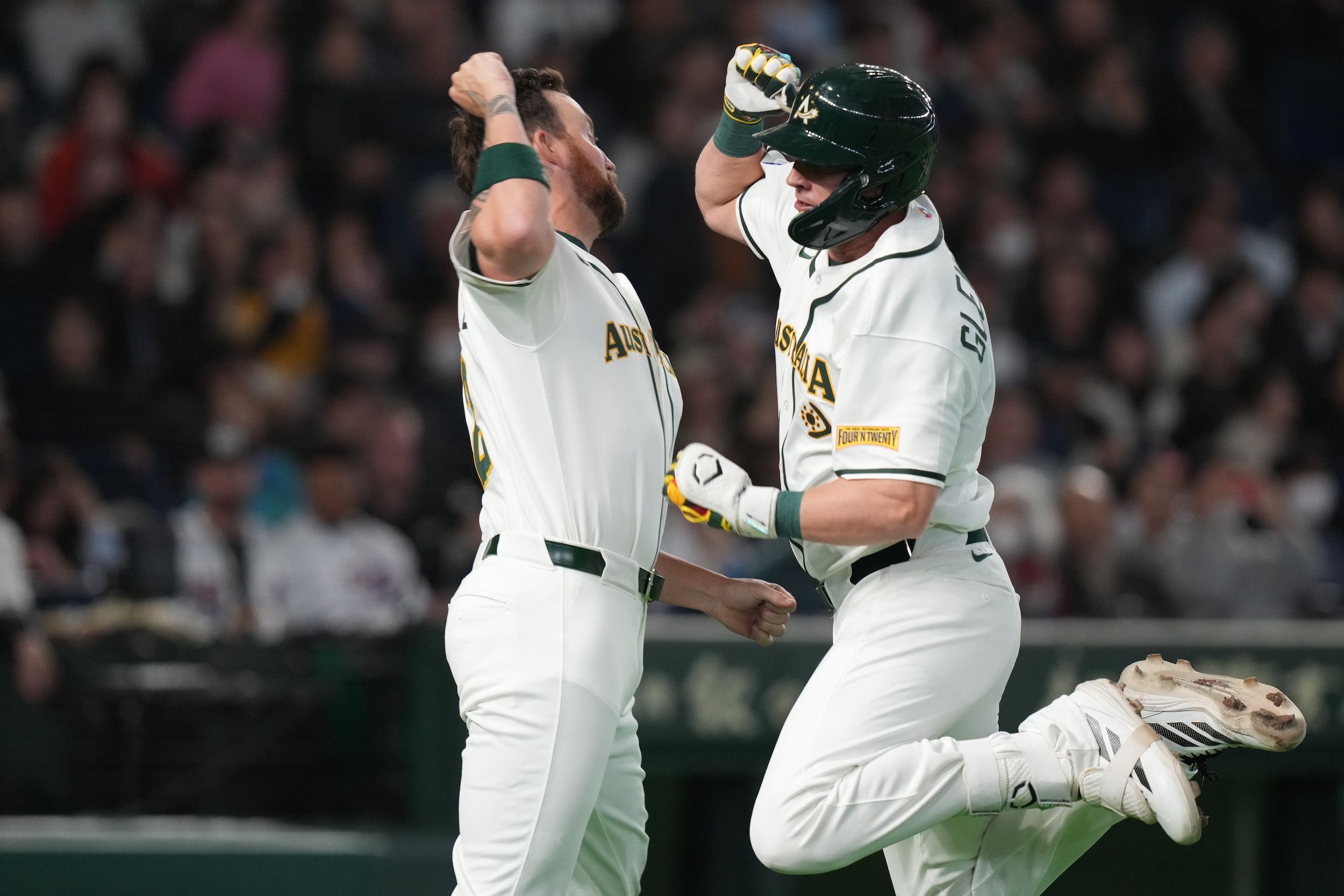 澳洲6棒Robbie Glendinning（右）敲出陽春全壘打。（美聯社）