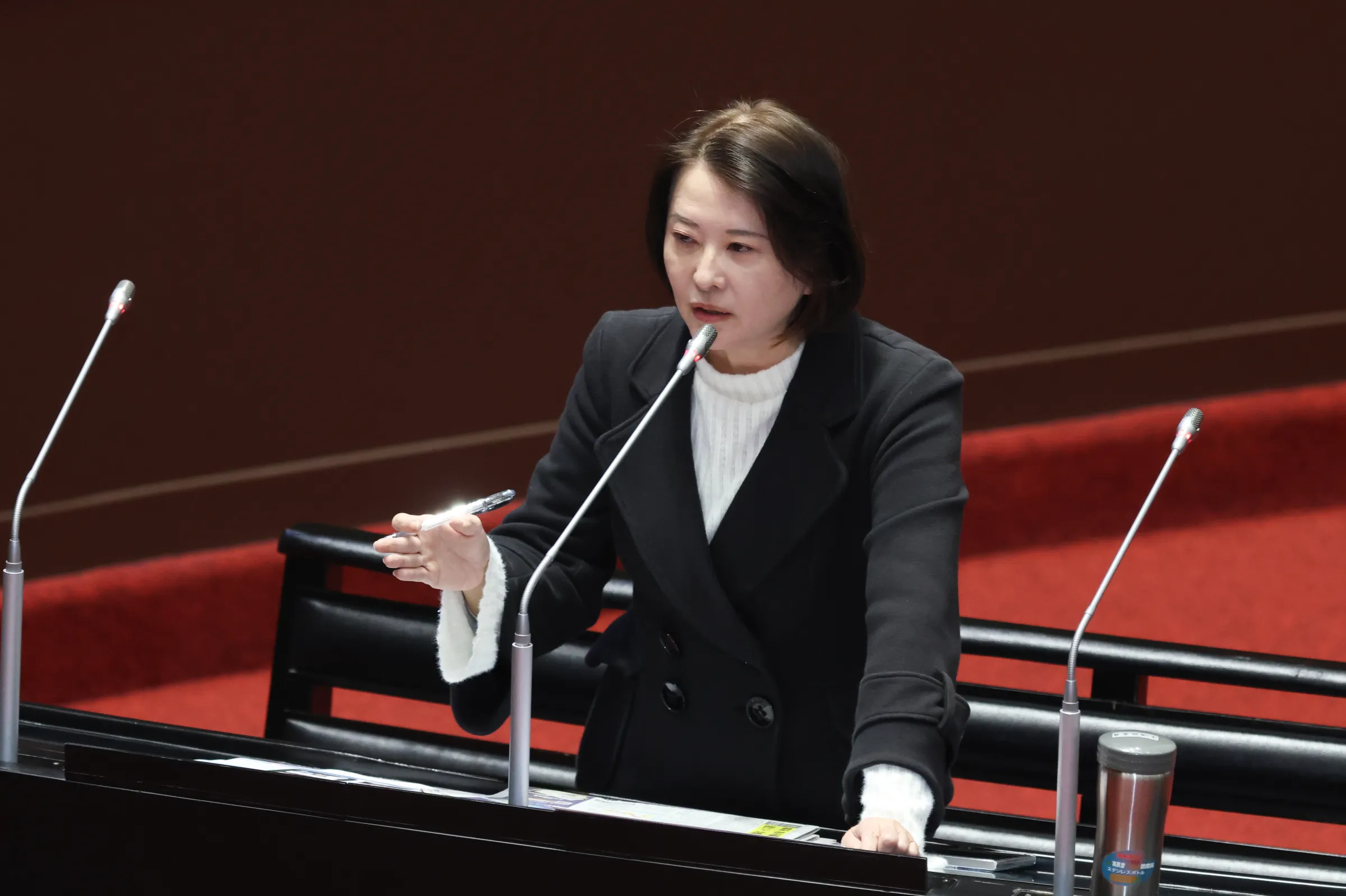 20260310-立法委員王鴻薇與行政院長卓榮泰質詢時激烈爭執。（陳品佑攝）