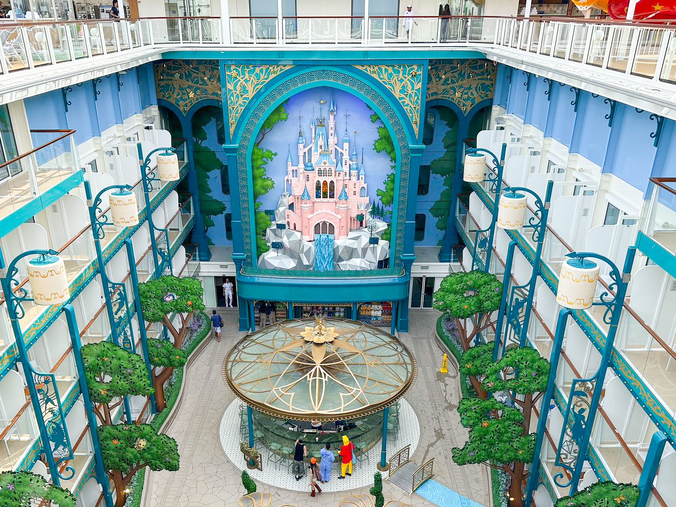 迪士尼遊輪首度在船中打造一座三層樓高、宛如童話書中城堡的藝術建築，並有經典迪士尼故事現場演出。