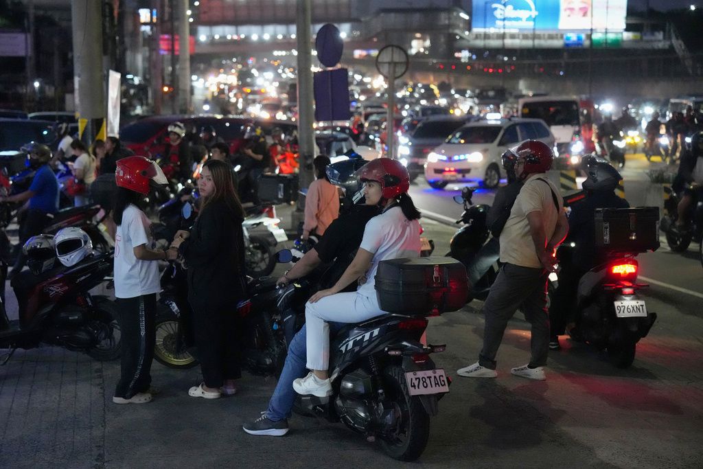 受到伊朗衝擊,菲律賓馬尼拉一處加油站擠滿大量摩托車搶著提前加油。(美聯社)