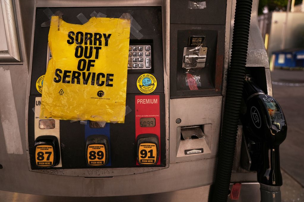 米カリフォルニア州のガソリンスタンドに「サービス停止」の掲示が出されている。（AP）